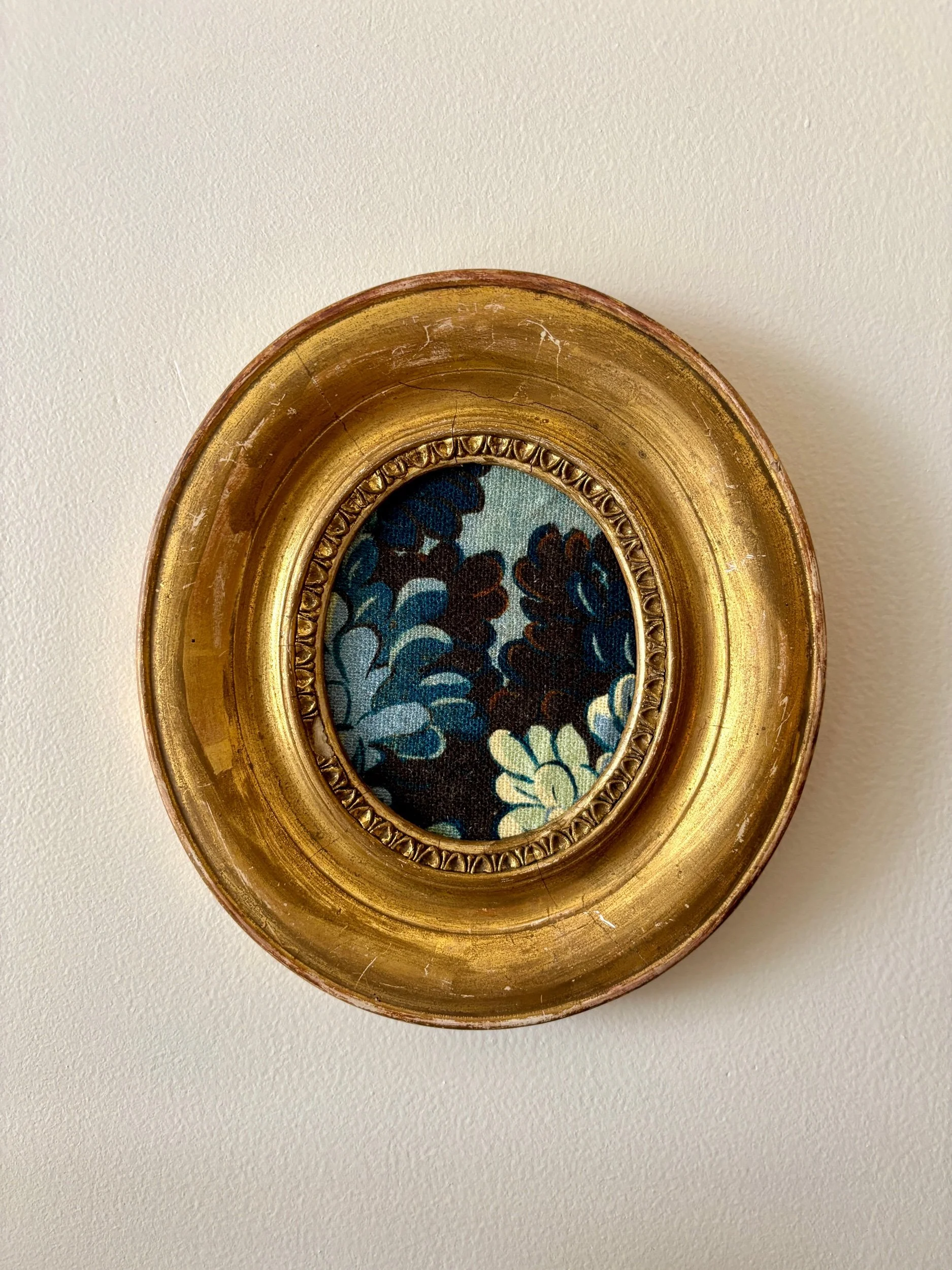 cadre-ovale-2-bois-dore-tissu-joli-bois-antoinette-poisson-art-decoration-vintage-axs-design-paris-france