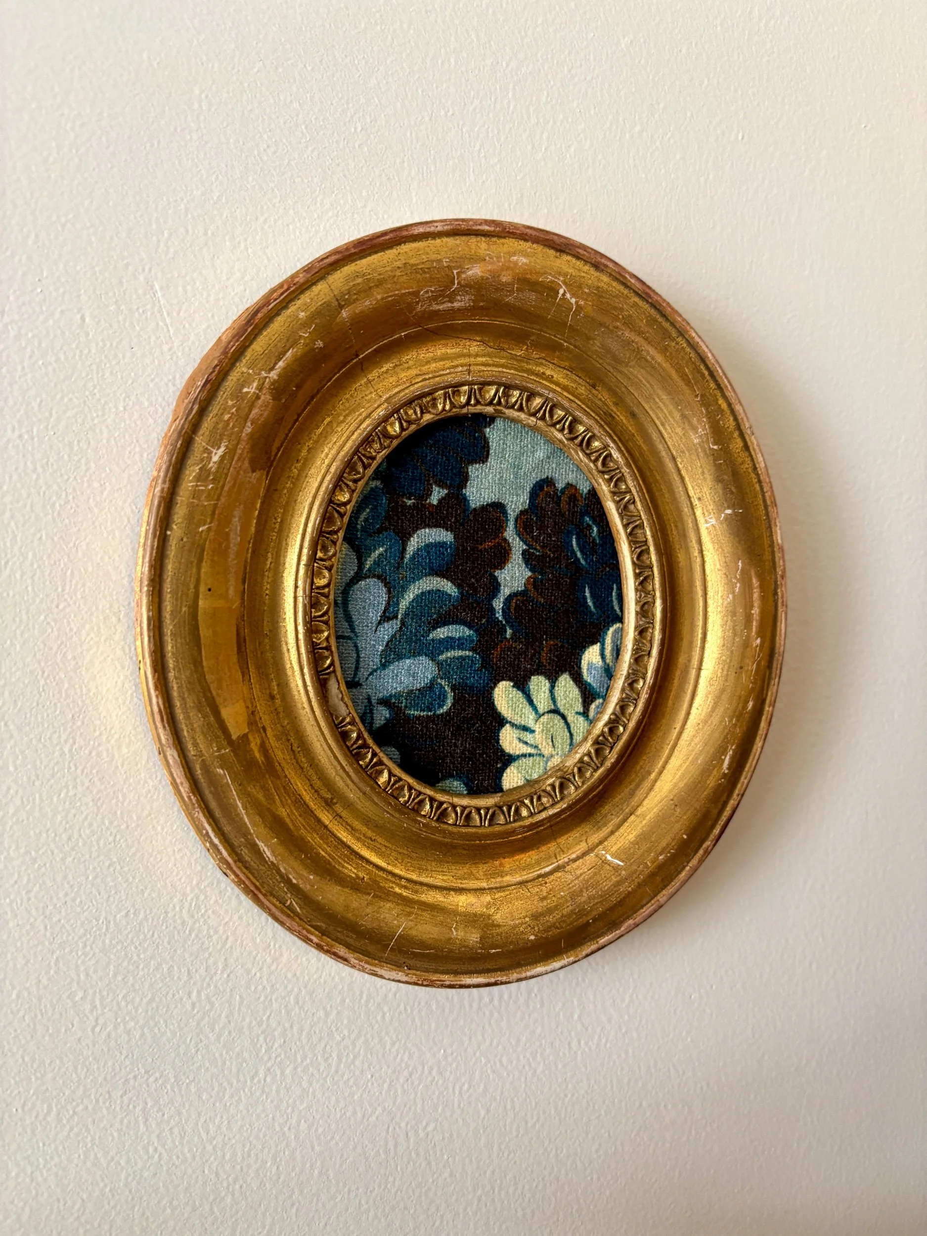 cadre-ovale-2-bois-dore-tissu-joli-bois-antoinette-poisson-art-decoration-vintage-axs-design-paris-france