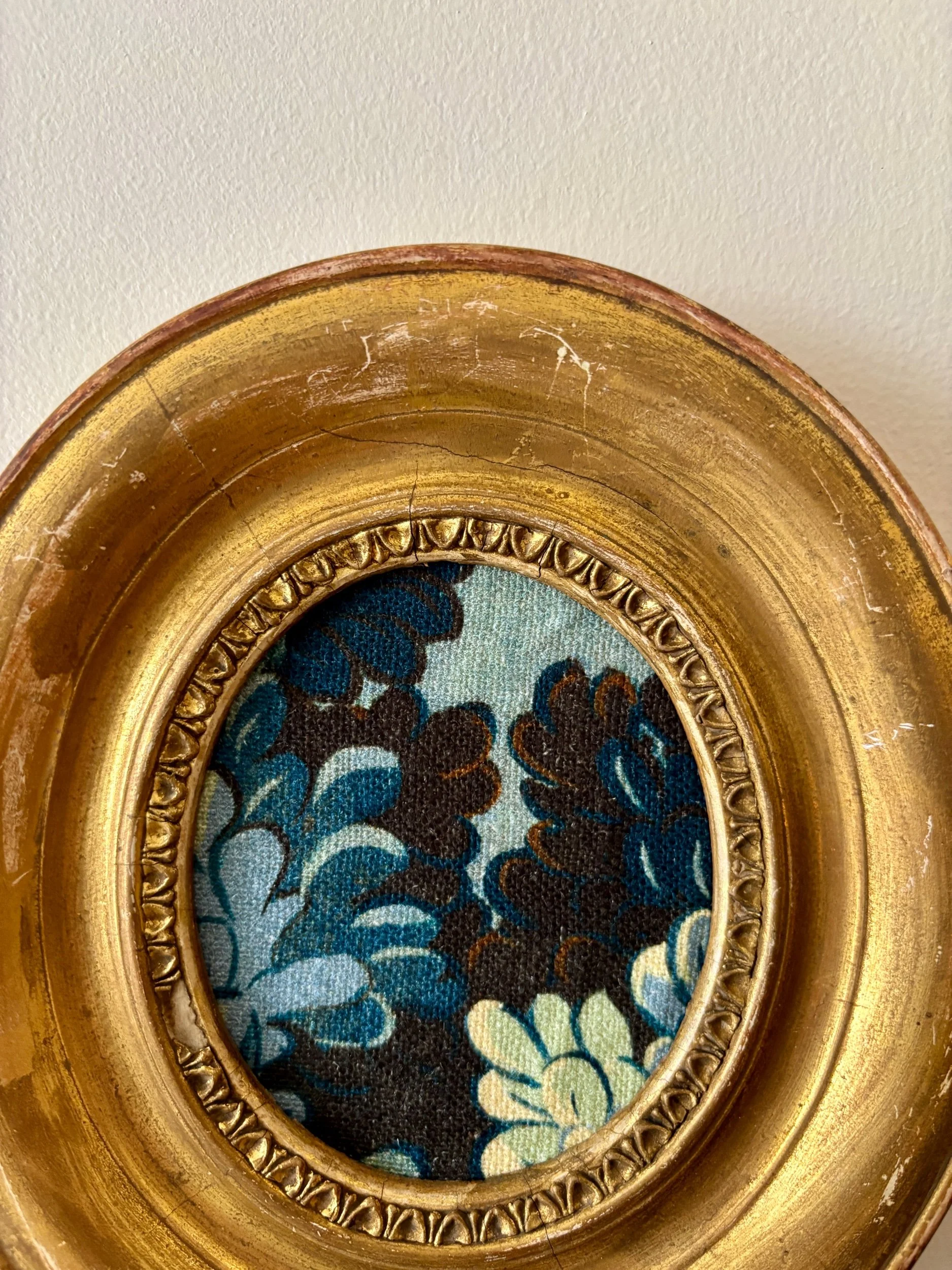 cadre-ovale-2-bois-dore-tissu-joli-bois-antoinette-poisson-art-decoration-vintage-axs-design-paris-france