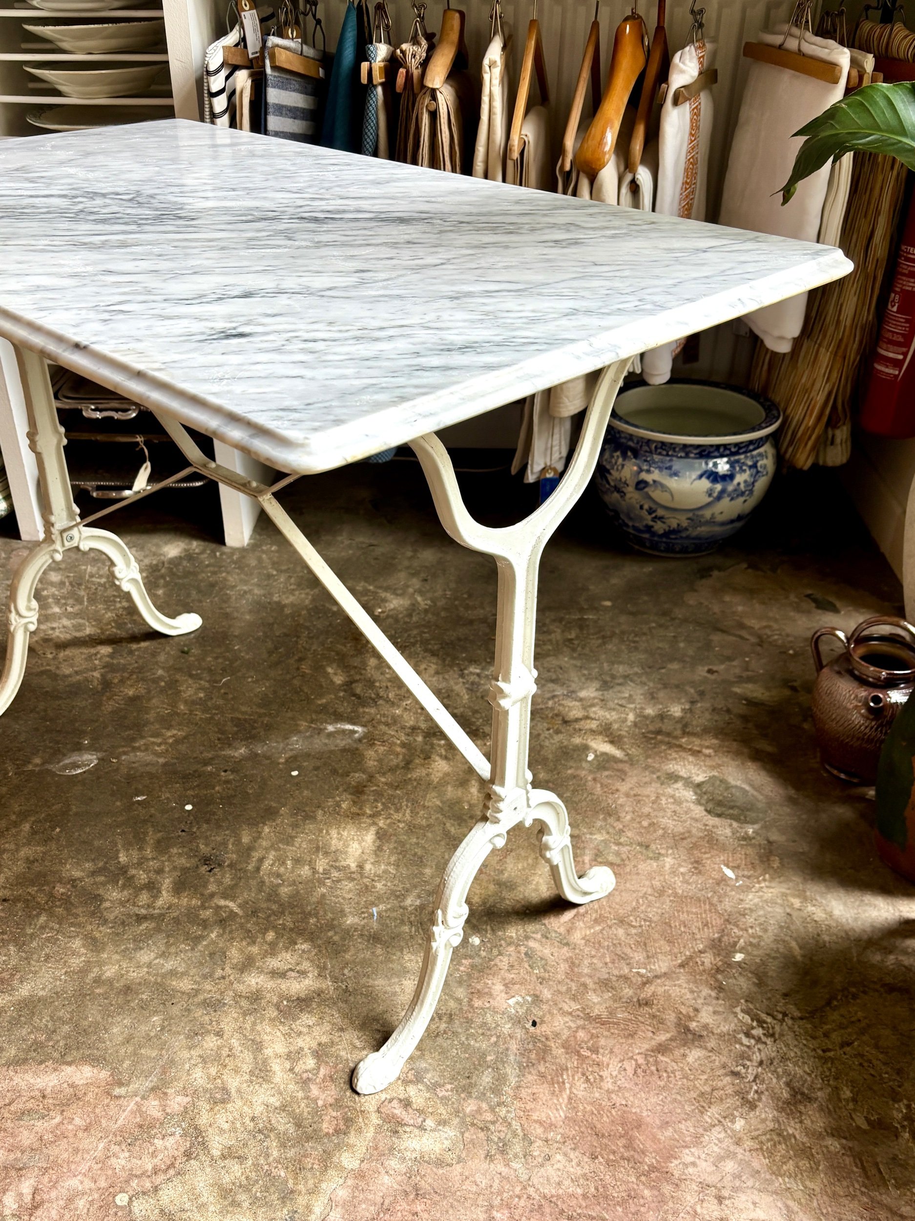 Table bistrot en marbre blanc et fonte de fer ☐ 100 x 60 cm