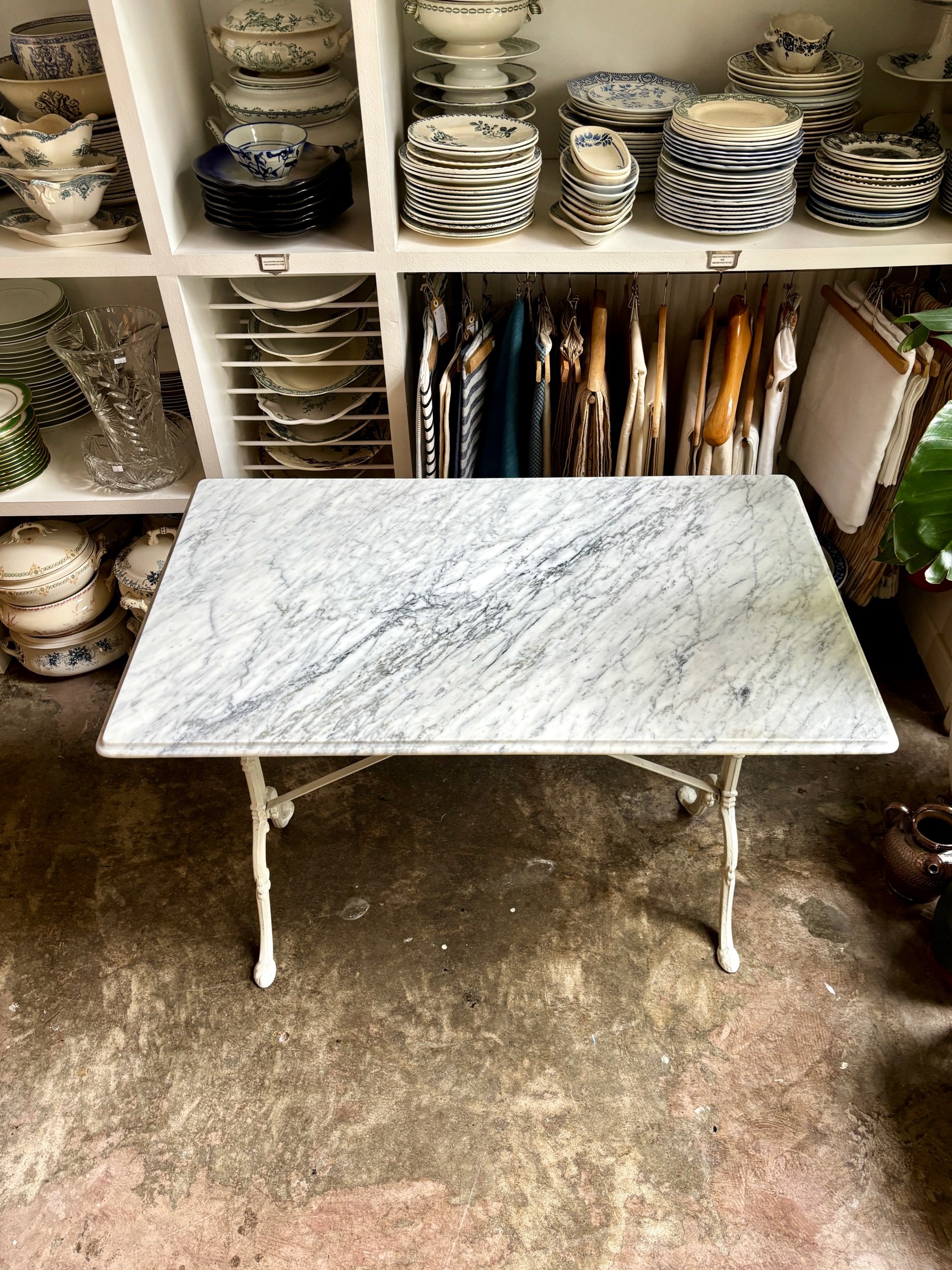 table-bistrot-marbre-gris-fonte-fer-blanc-vintage-axs-design-paris-france