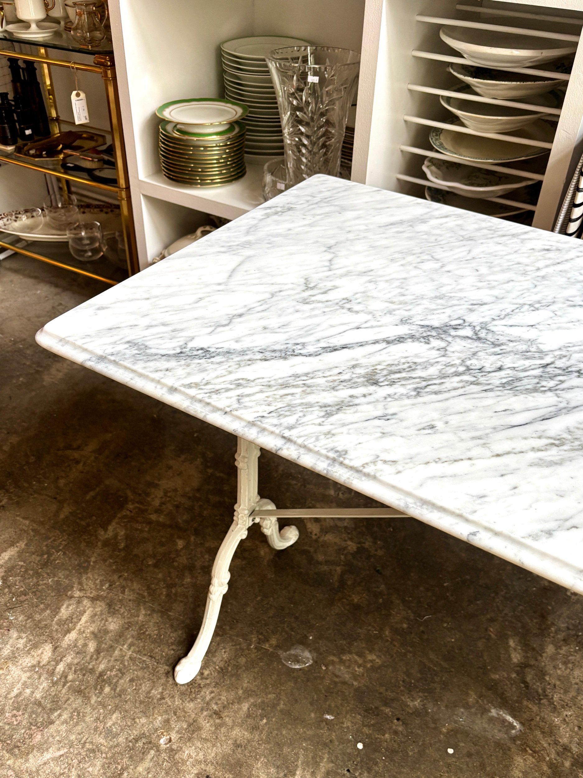 table-bistrot-marbre-gris-fonte-fer-blanc-vintage-axs-design-paris-france