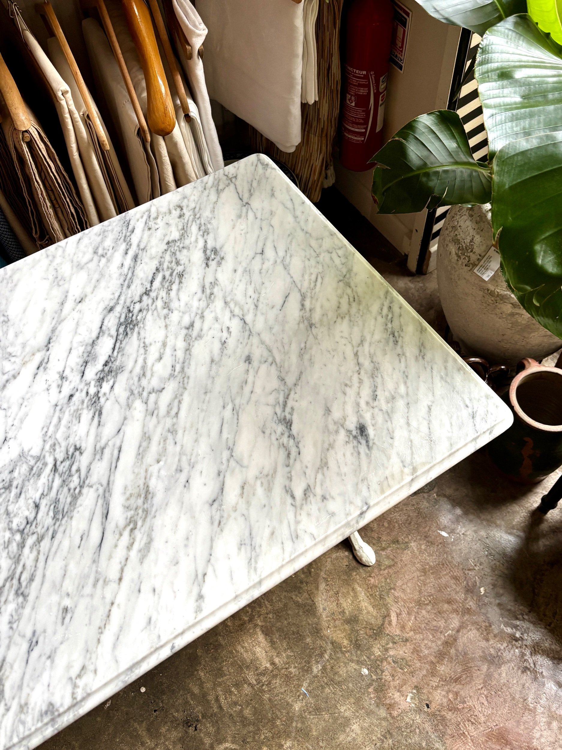 table-bistrot-marbre-gris-fonte-fer-blanc-vintage-axs-design-paris-france