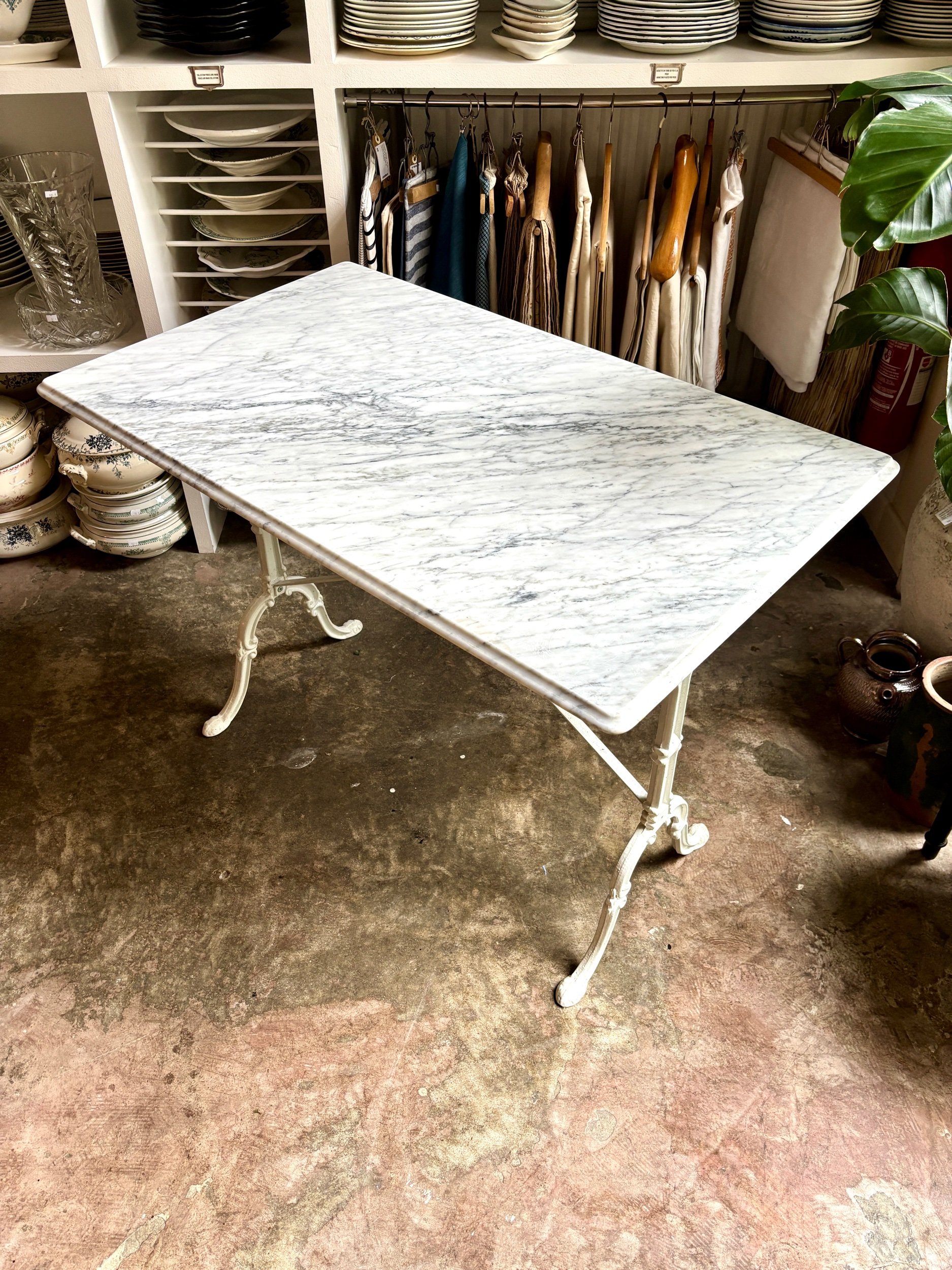 table-bistrot-marbre-gris-fonte-fer-blanc-vintage-axs-design-paris-france