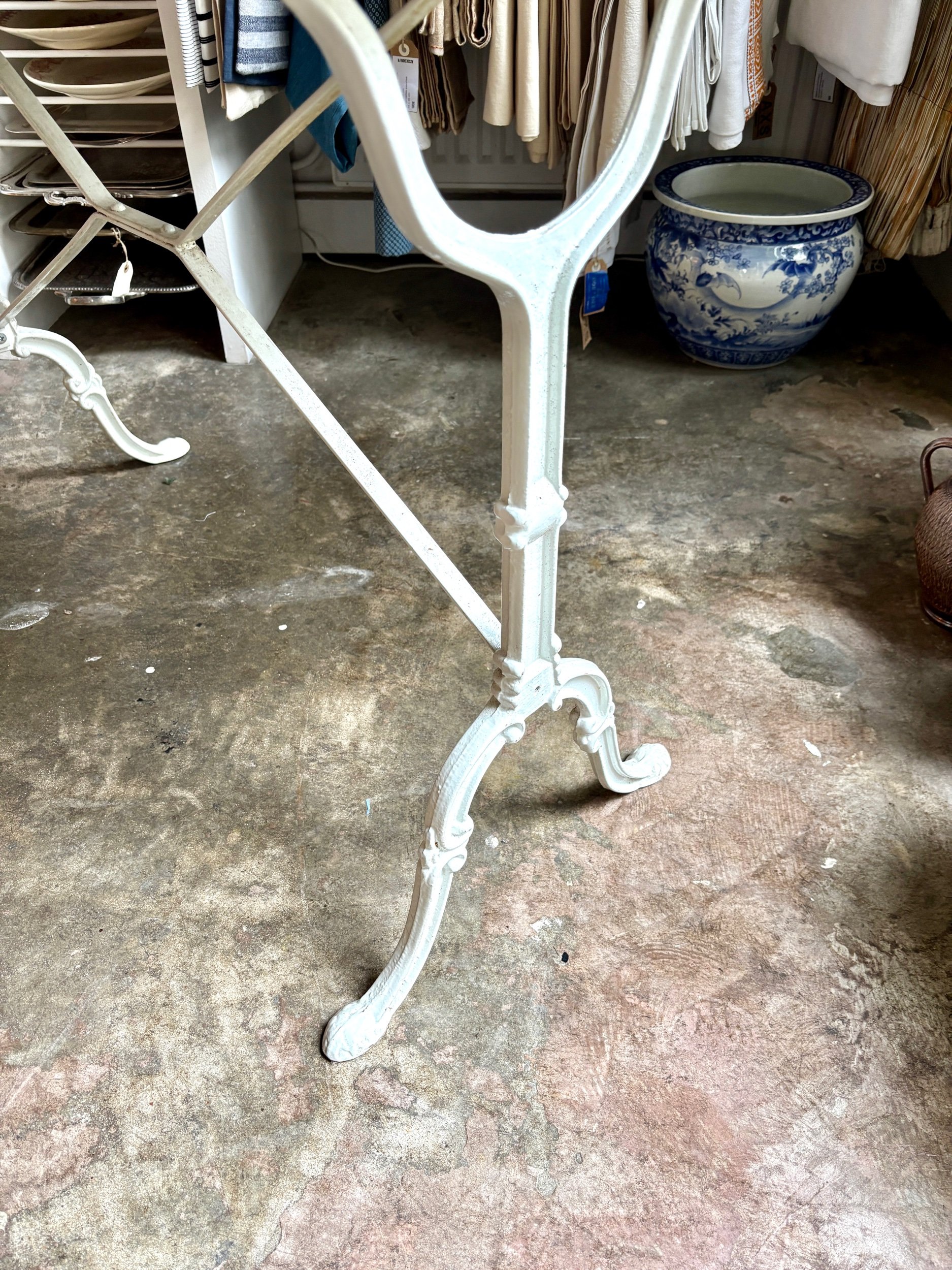 table-bistrot-marbre-gris-fonte-fer-blanc-vintage-axs-design-paris-france