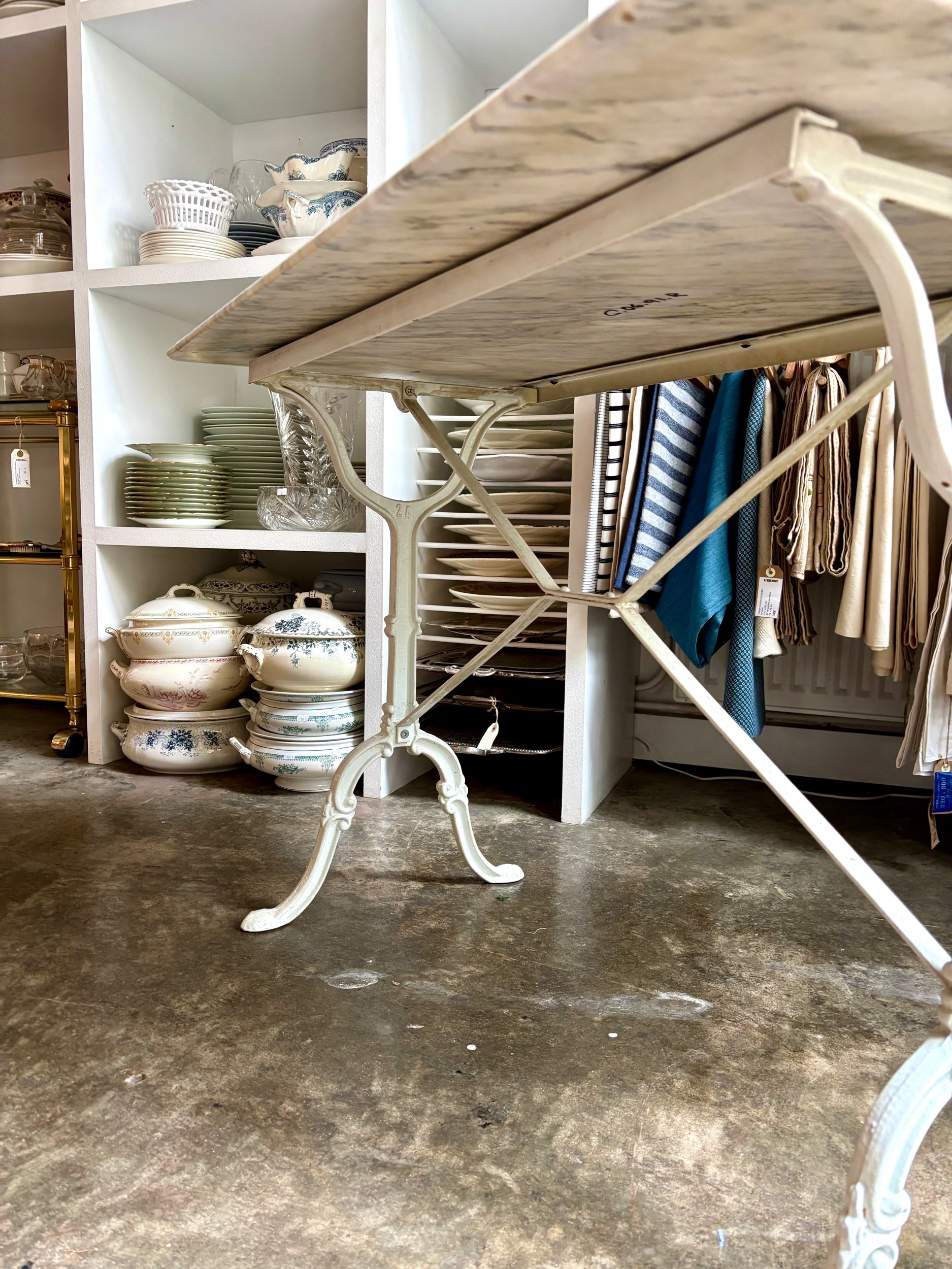 table-bistrot-marbre-gris-fonte-fer-blanc-vintage-axs-design-paris-france