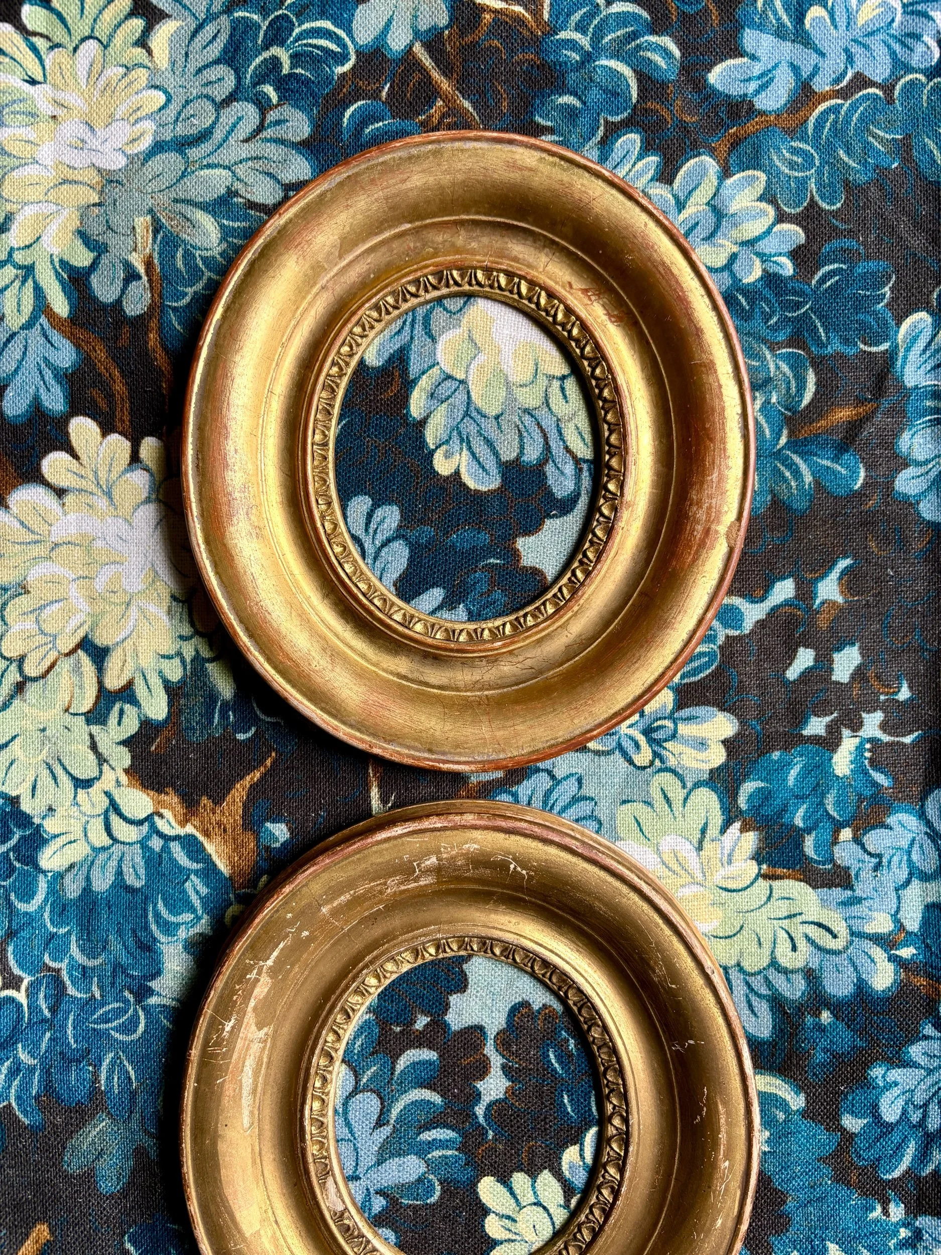 cadre-ovale-2-bois-dore-tissu-joli-bois-antoinette-poisson-art-decoration-vintage-axs-design-paris-france