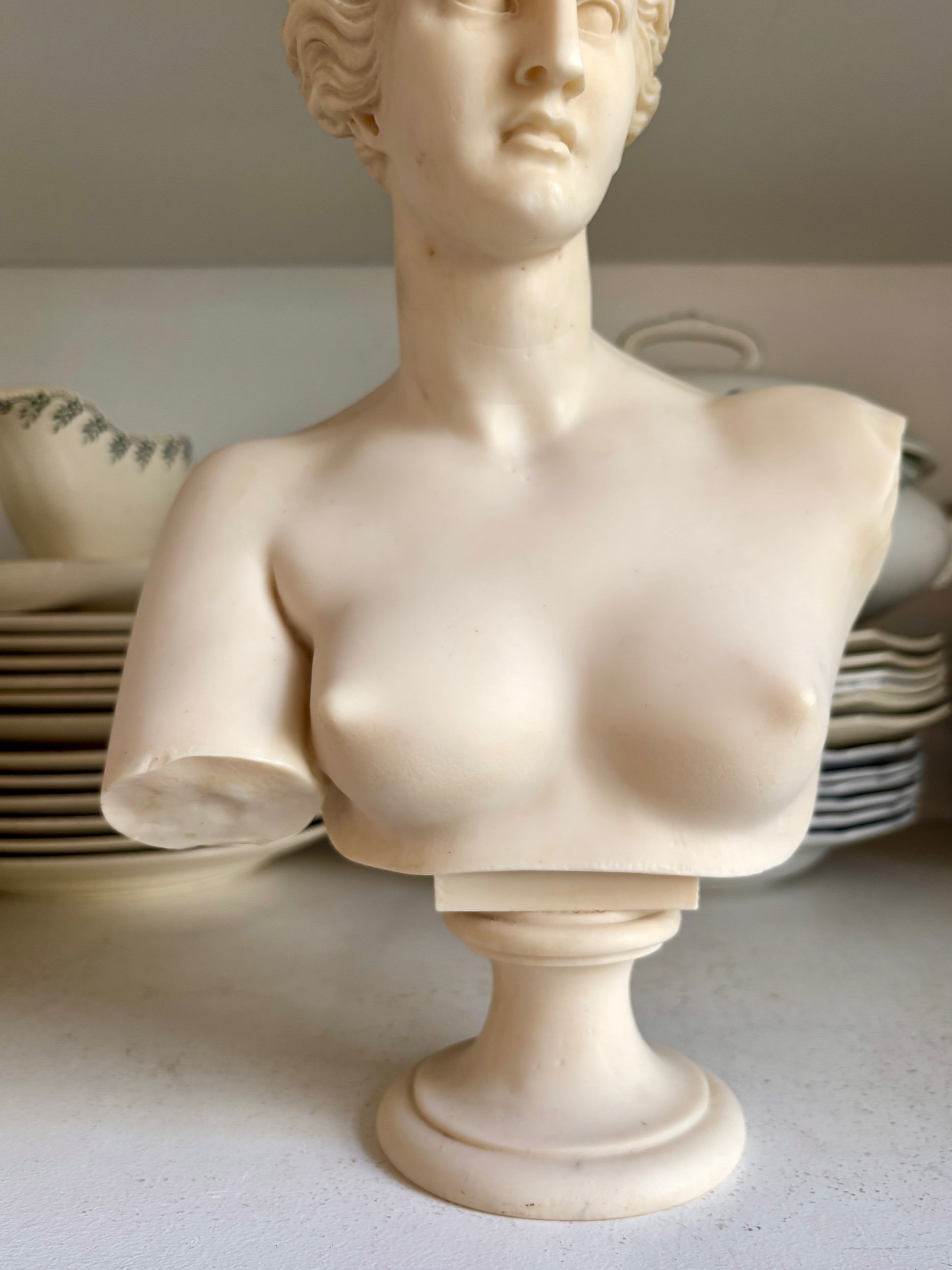 buste-venus-piedouche-resine-beige-art-vintage-axs-design-paris-france
