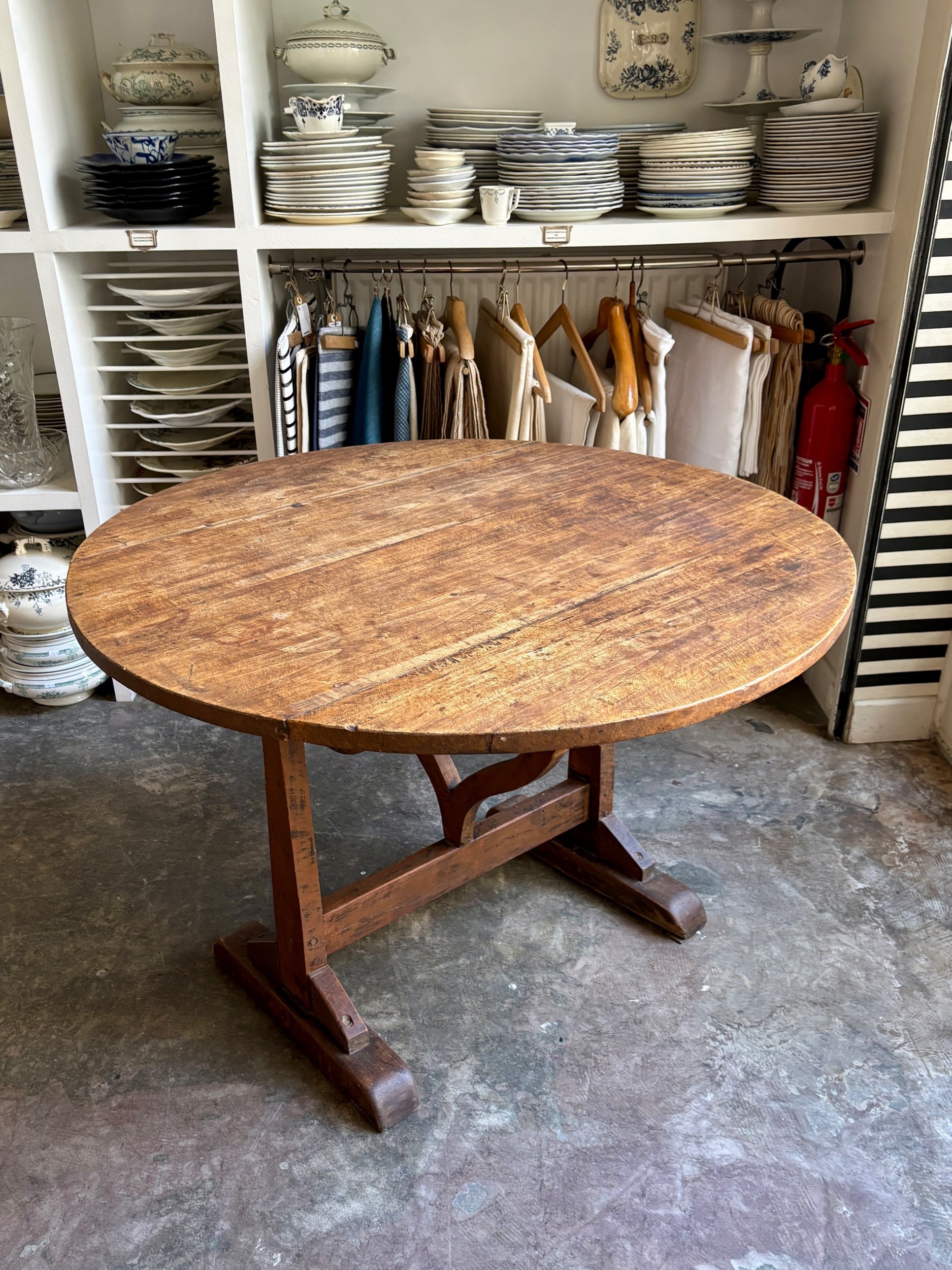 table-vigneron-bois-fonce-meuble-vintage-axs-design-paris-france