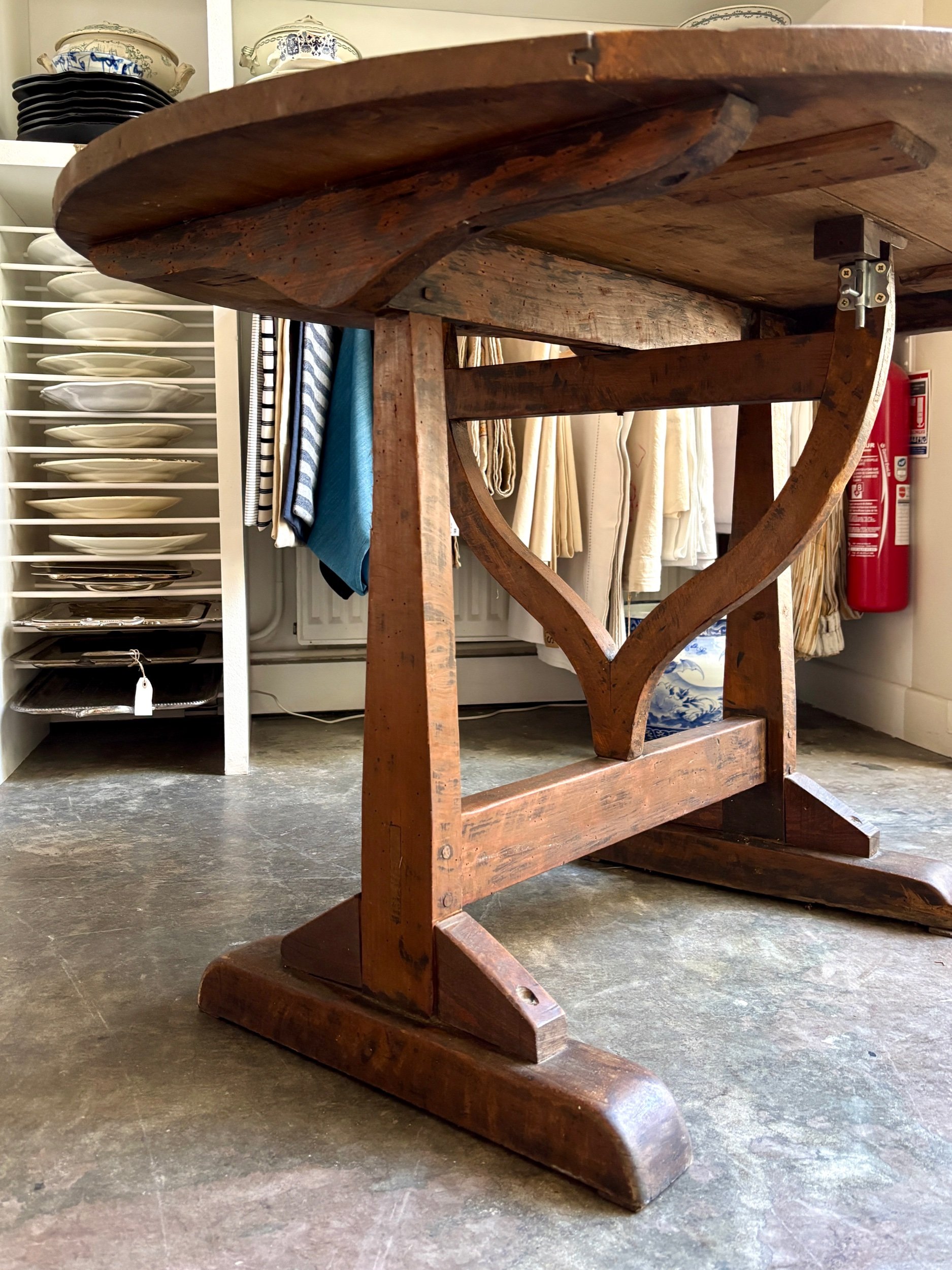 table-vigneron-bois-fonce-meuble-vintage-axs-design-paris-france