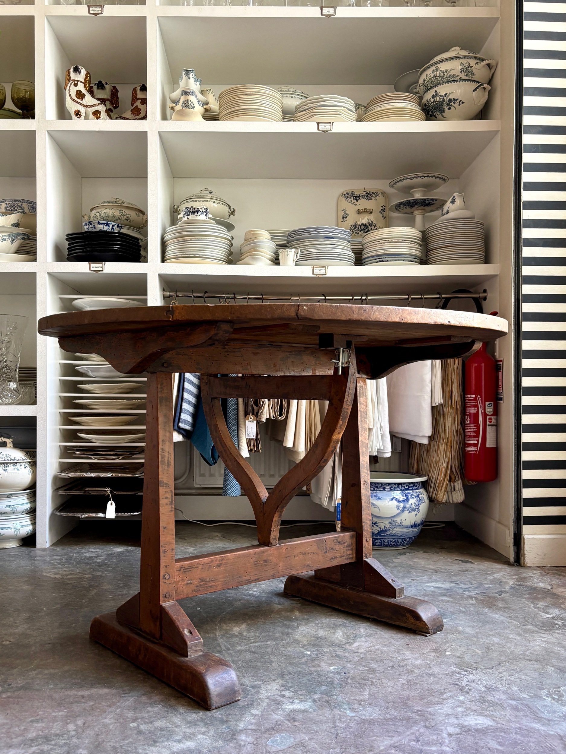 table-vigneron-bois-fonce-meuble-vintage-axs-design-paris-france