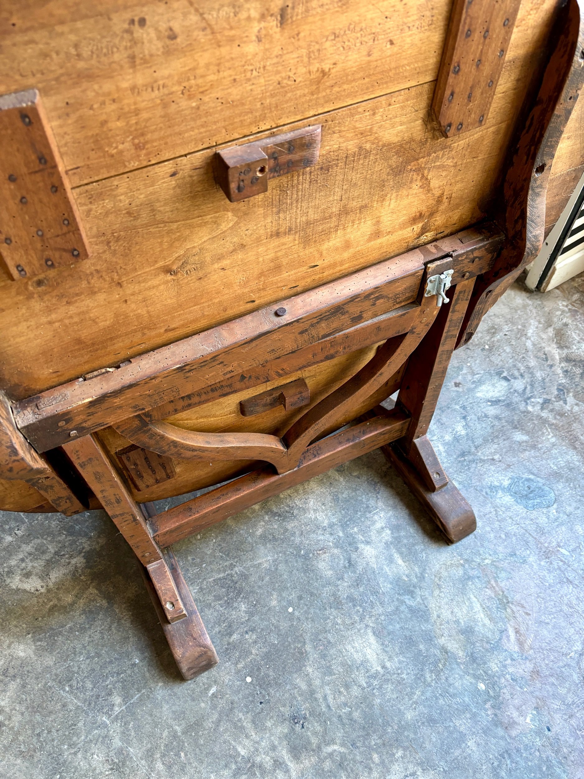 table-vigneron-bois-fonce-meuble-vintage-axs-design-paris-france