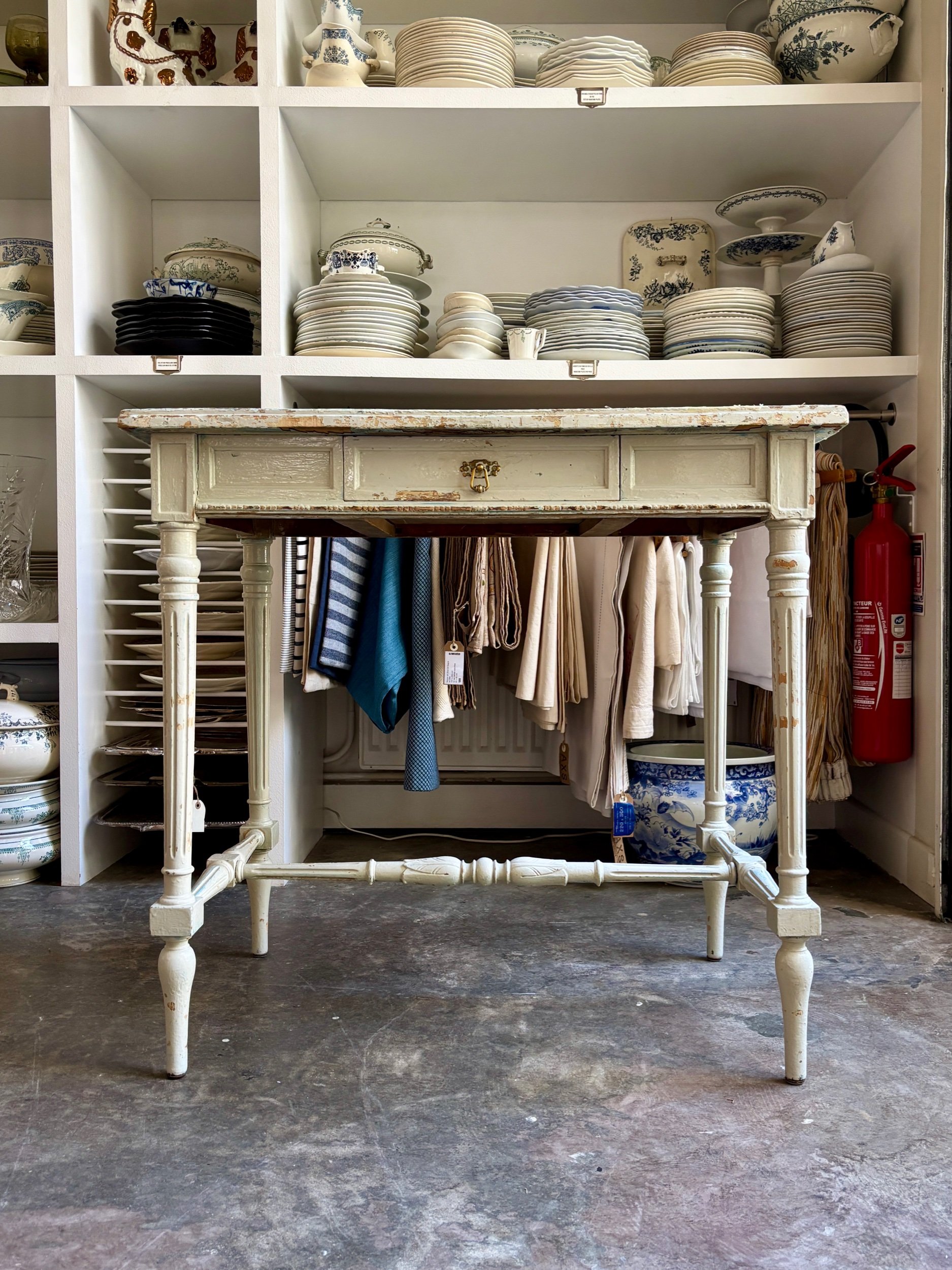 table-appoint-bureau-1-tiroir-bois-gris-patine-meuble-decoration-vintage-axs-design-paris-france