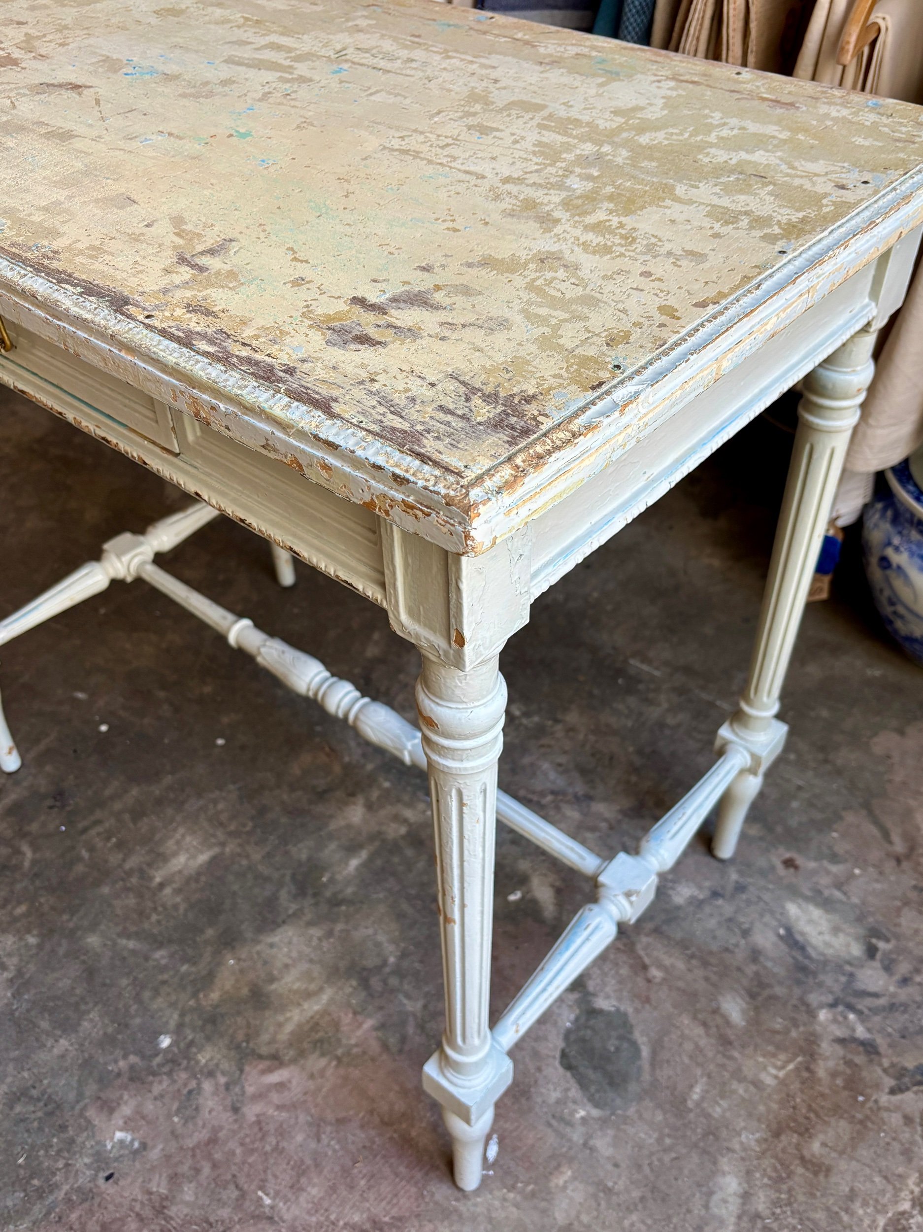 table-appoint-bureau-1-tiroir-bois-gris-patine-meuble-decoration-vintage-axs-design-paris-france