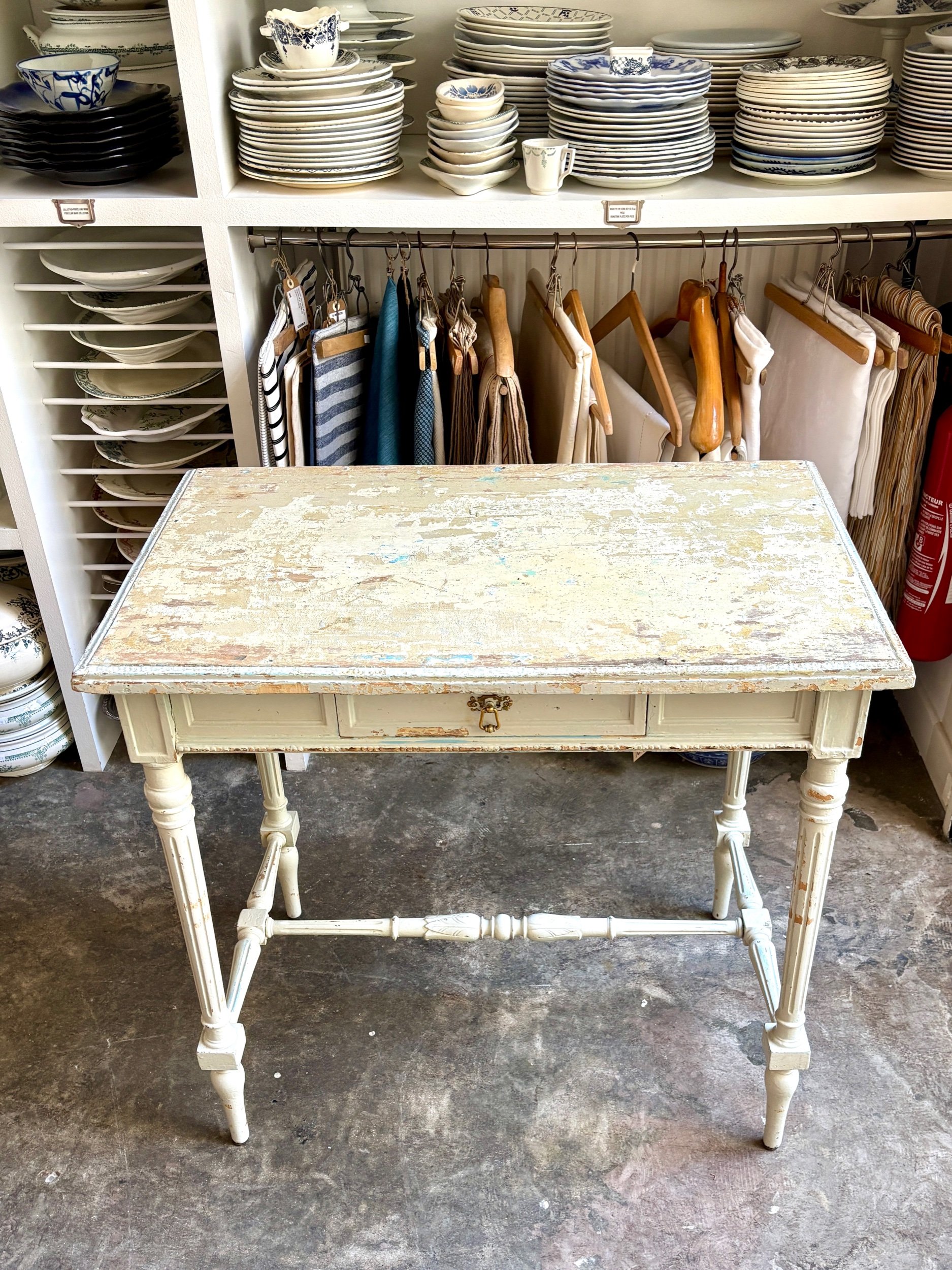table-appoint-bureau-1-tiroir-bois-gris-patine-meuble-decoration-vintage-axs-design-paris-france