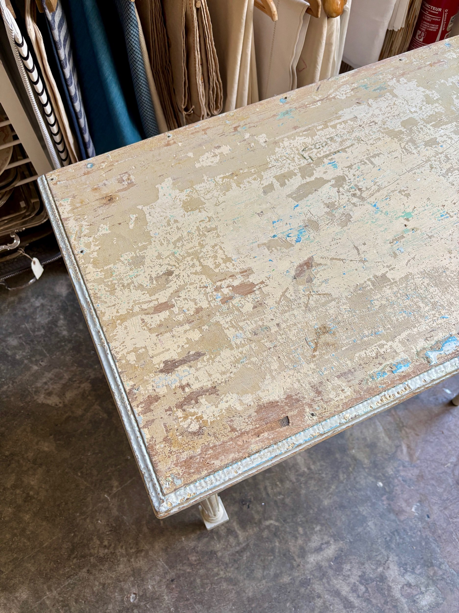 table-appoint-bureau-1-tiroir-bois-gris-patine-meuble-decoration-vintage-axs-design-paris-france