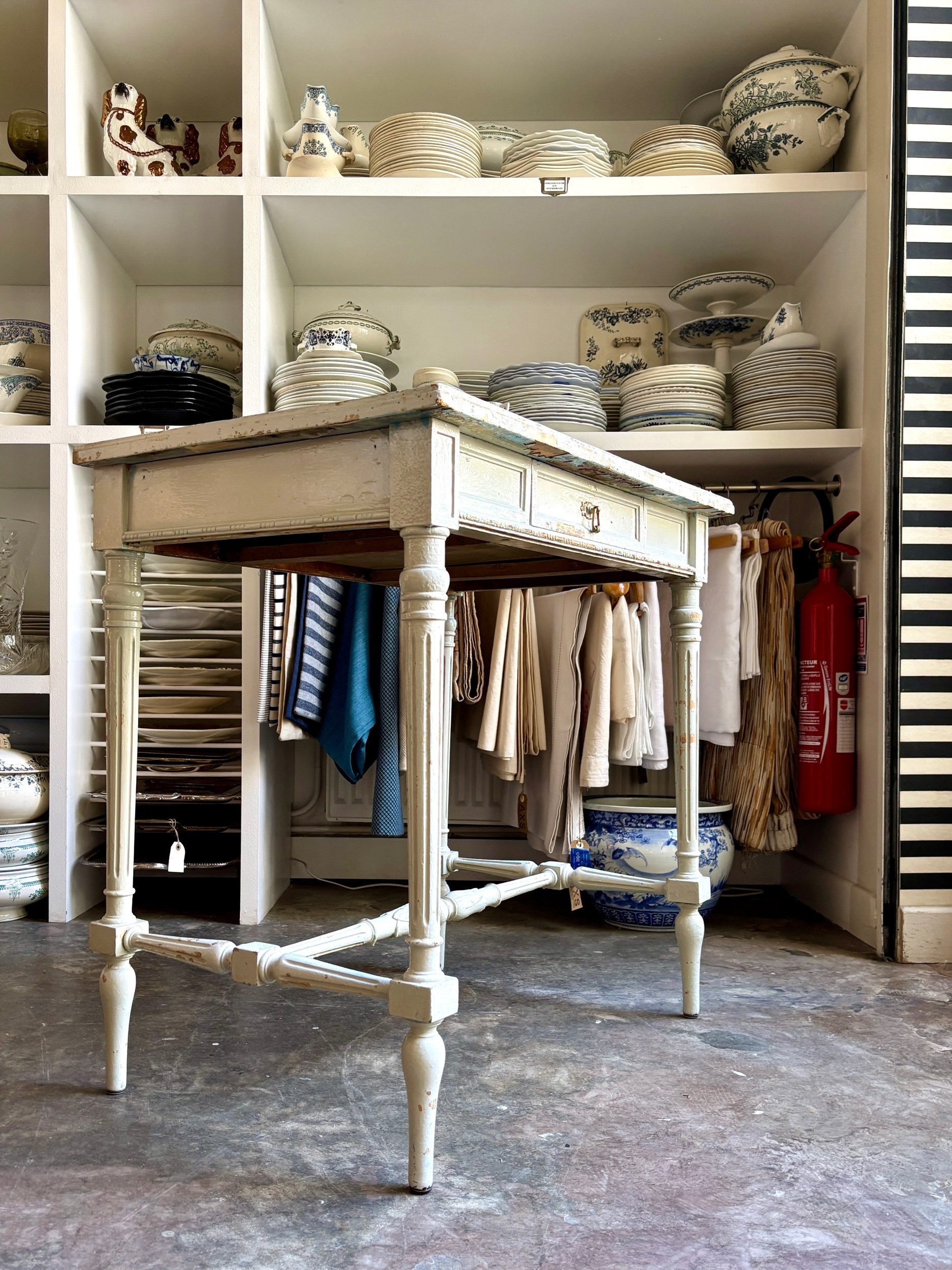 table-appoint-bureau-1-tiroir-bois-gris-patine-meuble-decoration-vintage-axs-design-paris-france