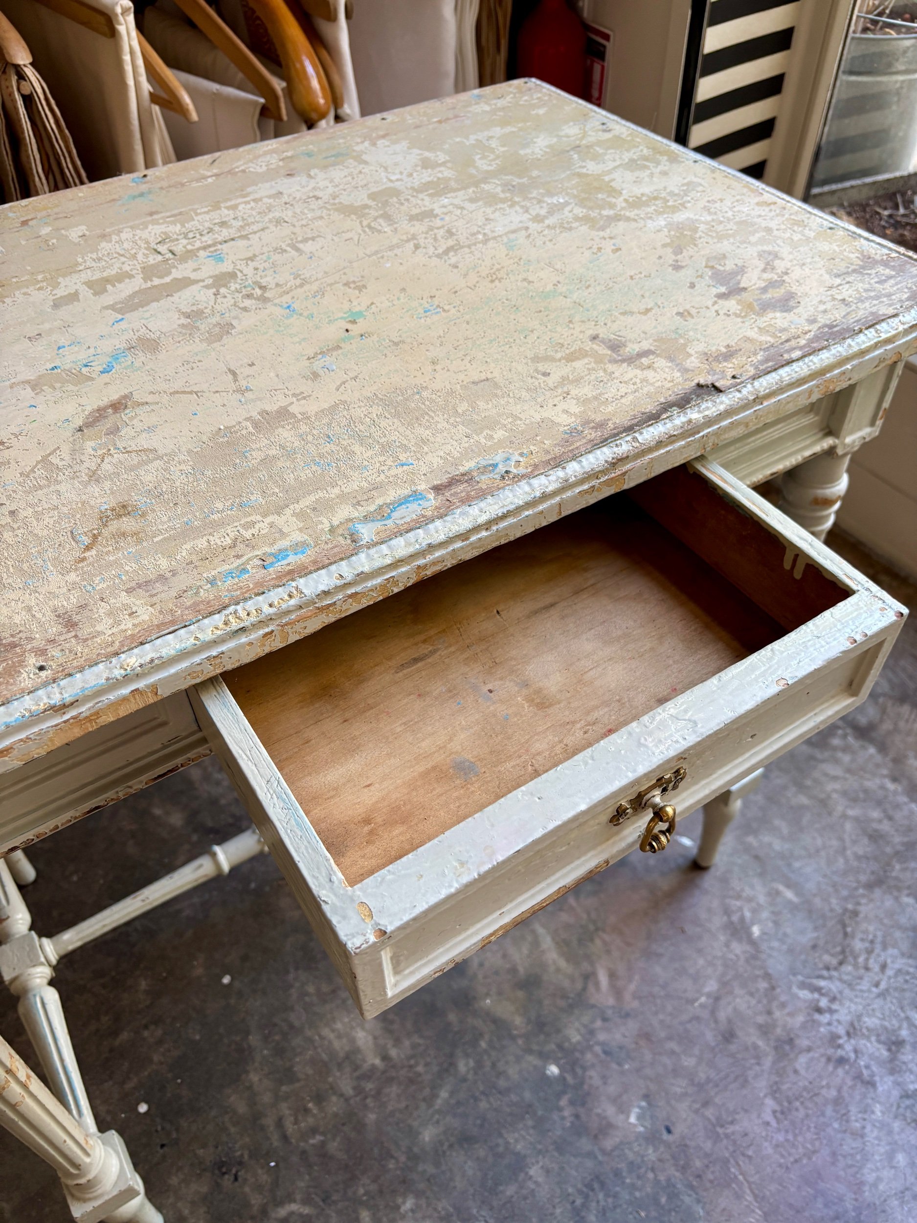 table-appoint-bureau-1-tiroir-bois-gris-patine-meuble-decoration-vintage-axs-design-paris-france