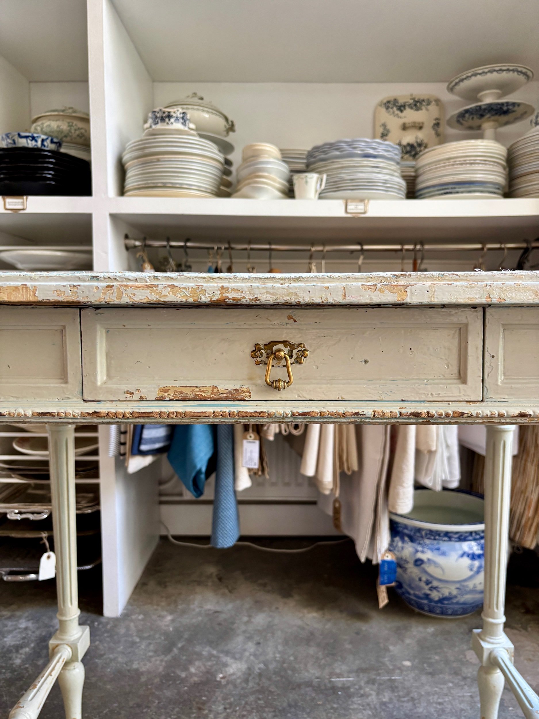 table-appoint-bureau-1-tiroir-bois-gris-patine-meuble-decoration-vintage-axs-design-paris-france