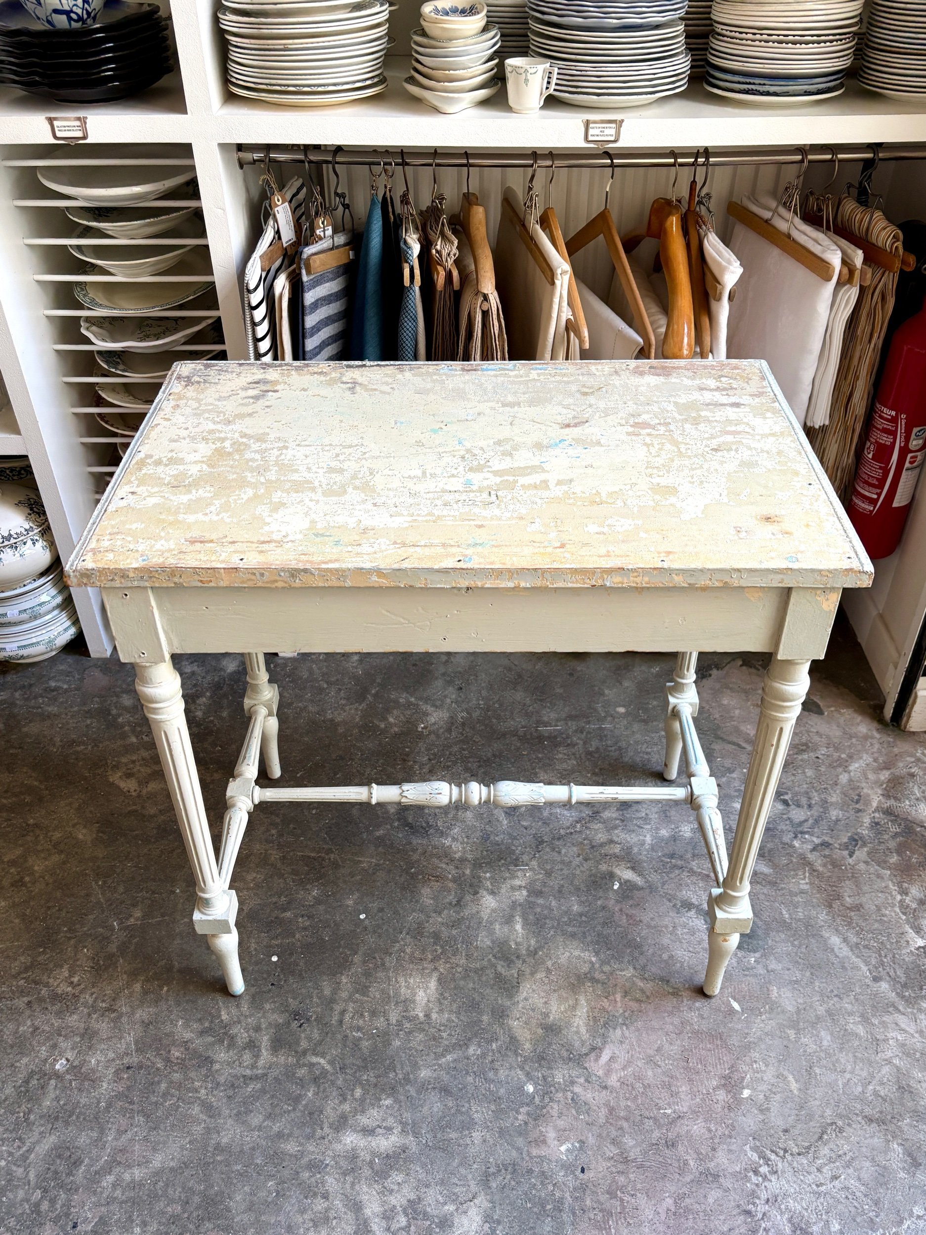 table-appoint-bureau-1-tiroir-bois-gris-patine-meuble-decoration-vintage-axs-design-paris-france