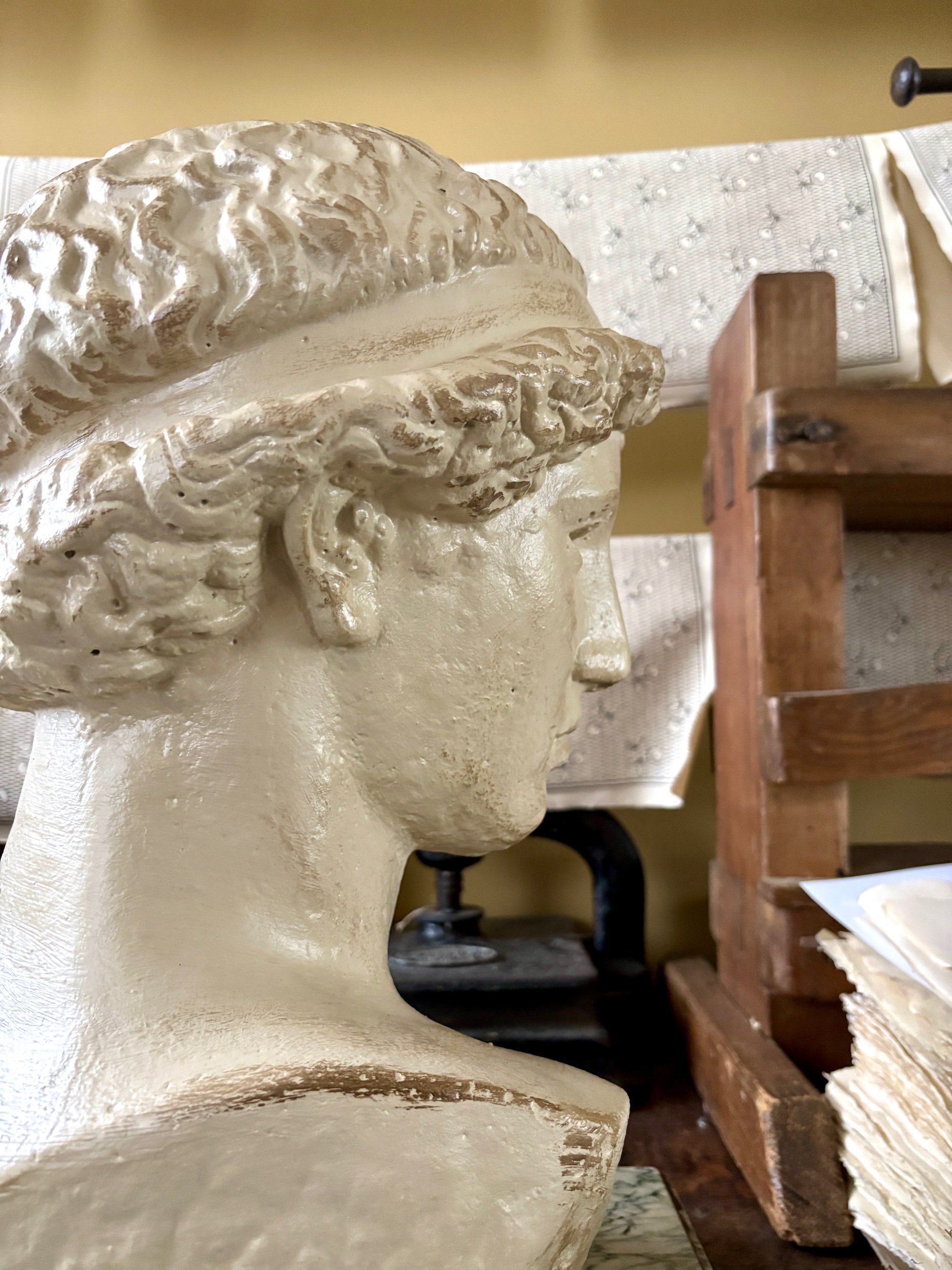 buste-beton-peinture-beige-pierre-esclave-mourant-michel-ange-sculpture-art-decoration-axs-design-paris-france