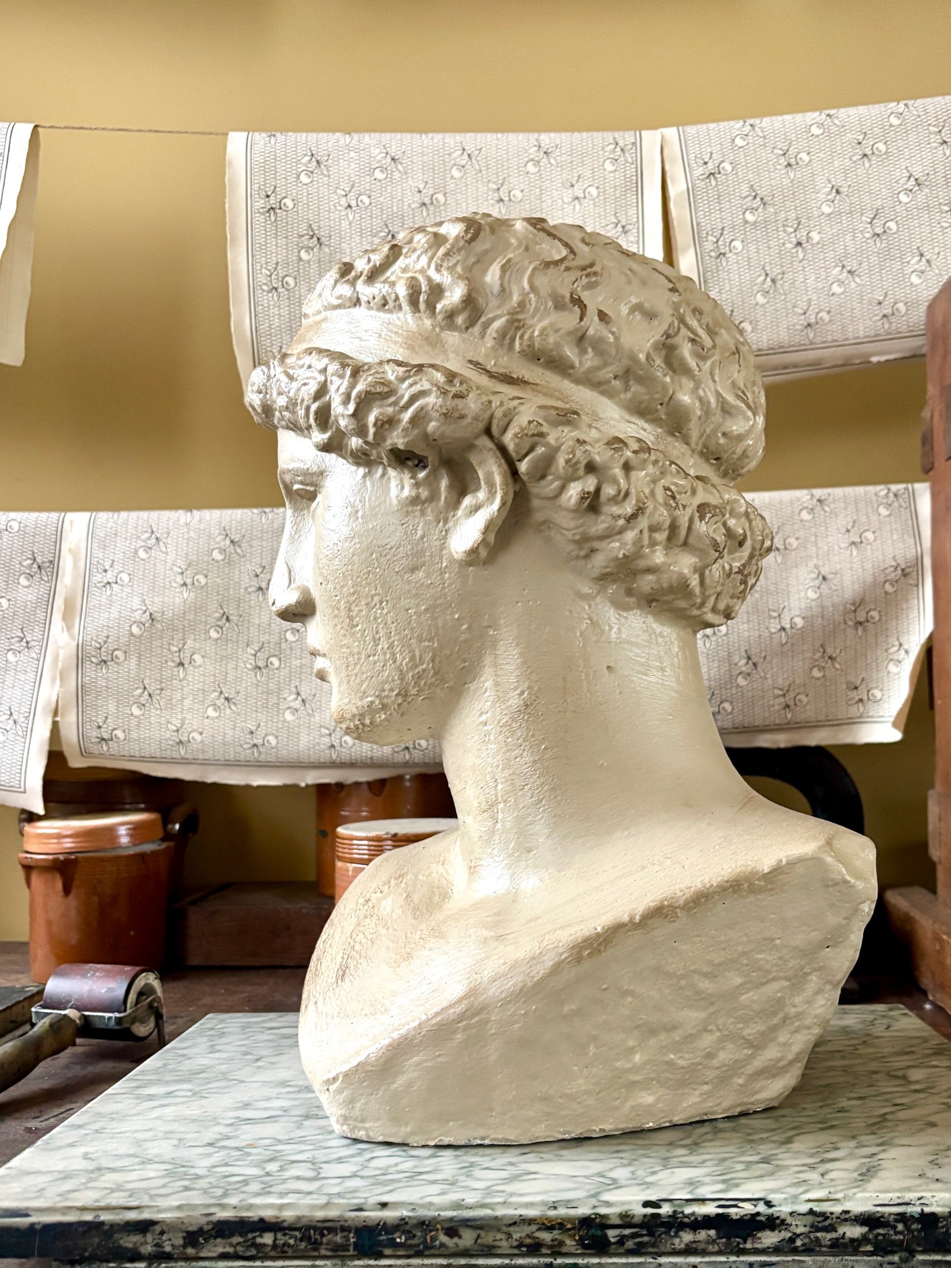 buste-beton-peinture-beige-pierre-esclave-mourant-michel-ange-sculpture-art-decoration-axs-design-paris-france