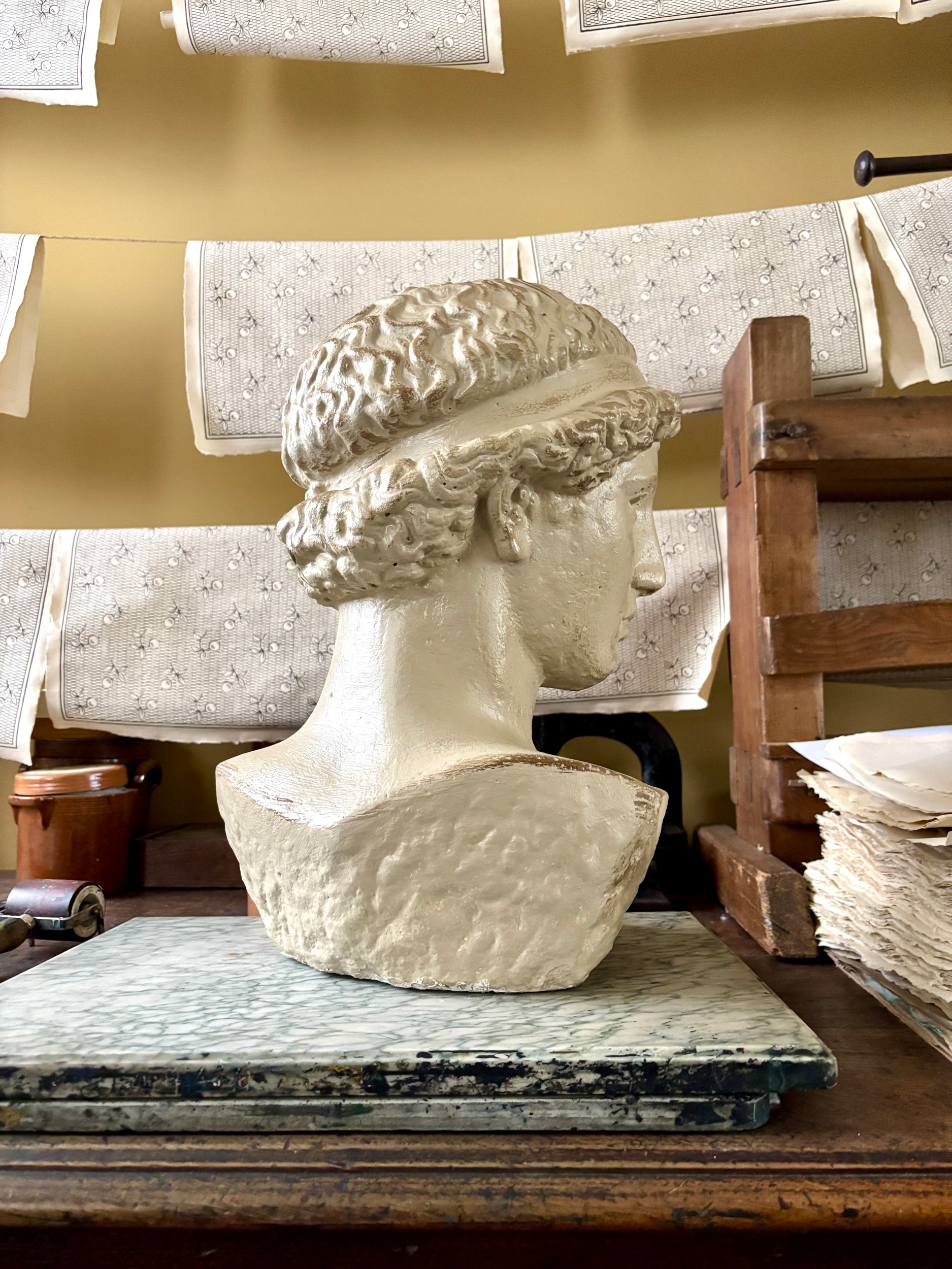 buste-beton-peinture-beige-pierre-esclave-mourant-michel-ange-sculpture-art-decoration-axs-design-paris-france