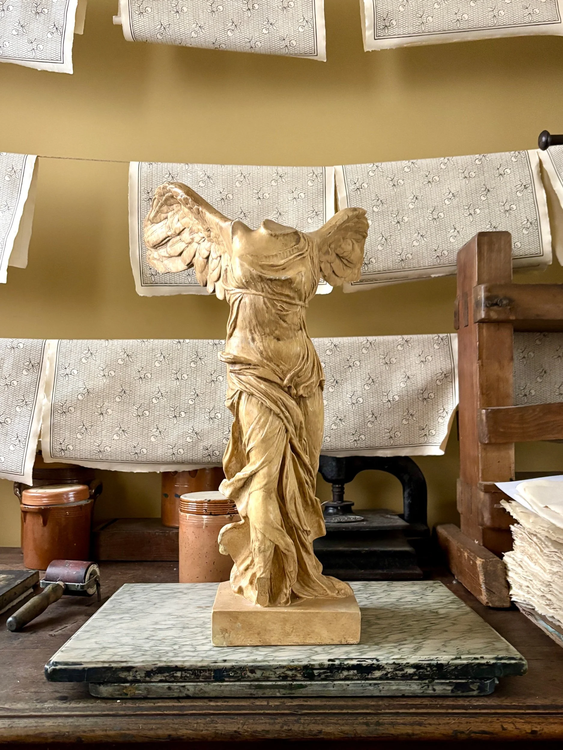 victoire-samothrace-sculpture-platre-ateliers-louvre-art-decoration-vintage-axs-design-paris-france
