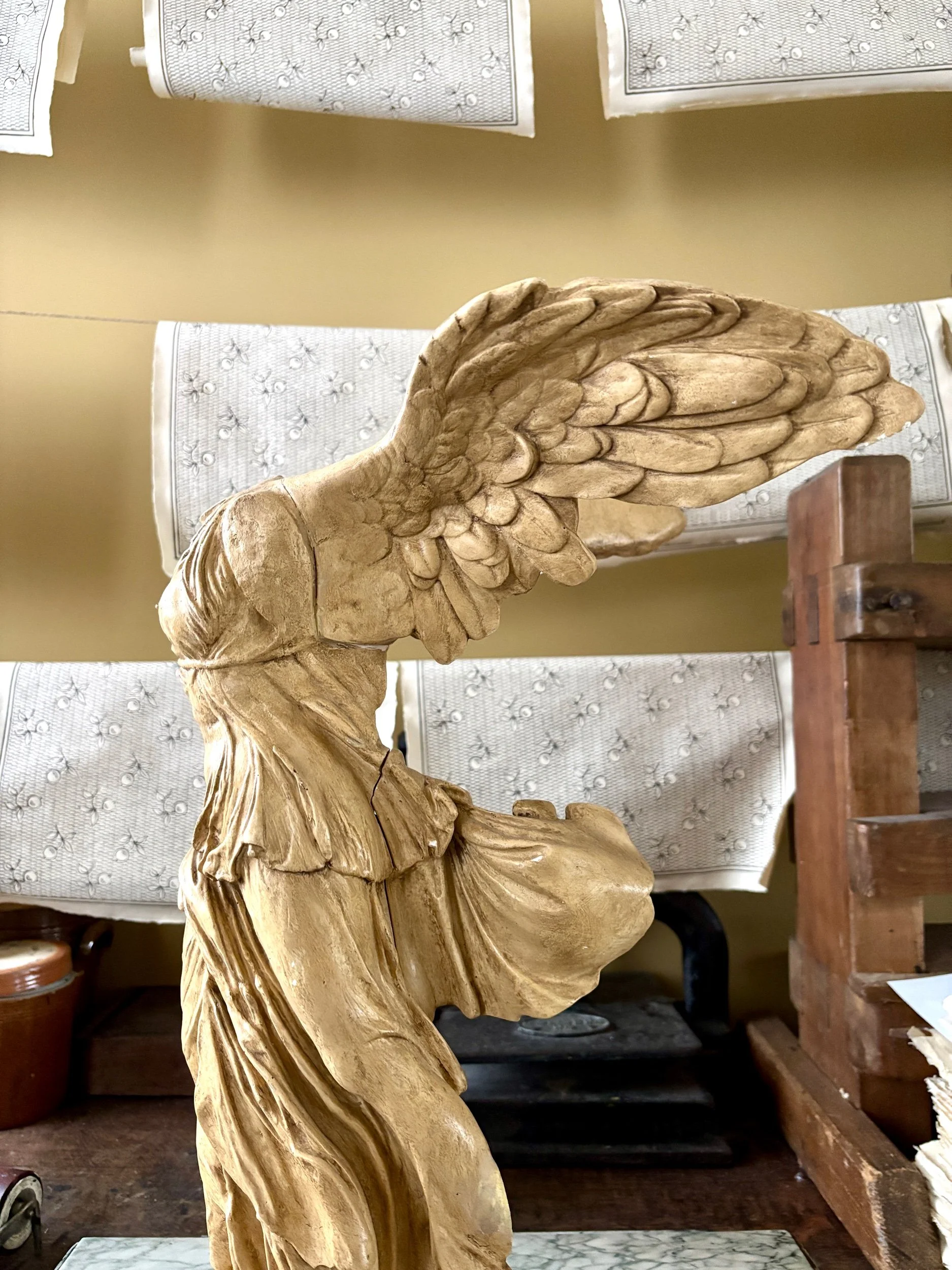 victoire-samothrace-sculpture-platre-ateliers-louvre-art-decoration-vintage-axs-design-paris-france