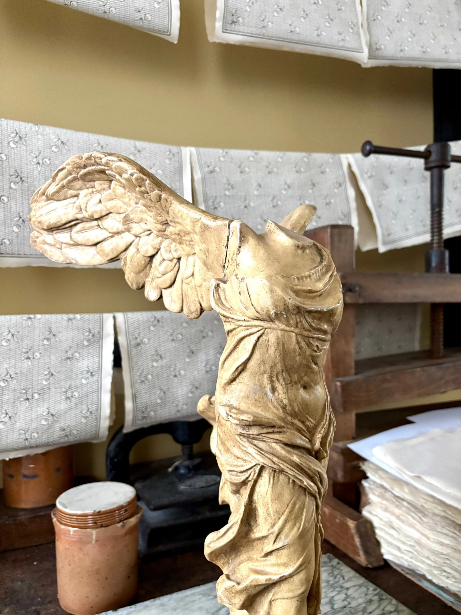 victoire-samothrace-sculpture-platre-ateliers-louvre-art-decoration-vintage-axs-design-paris-france