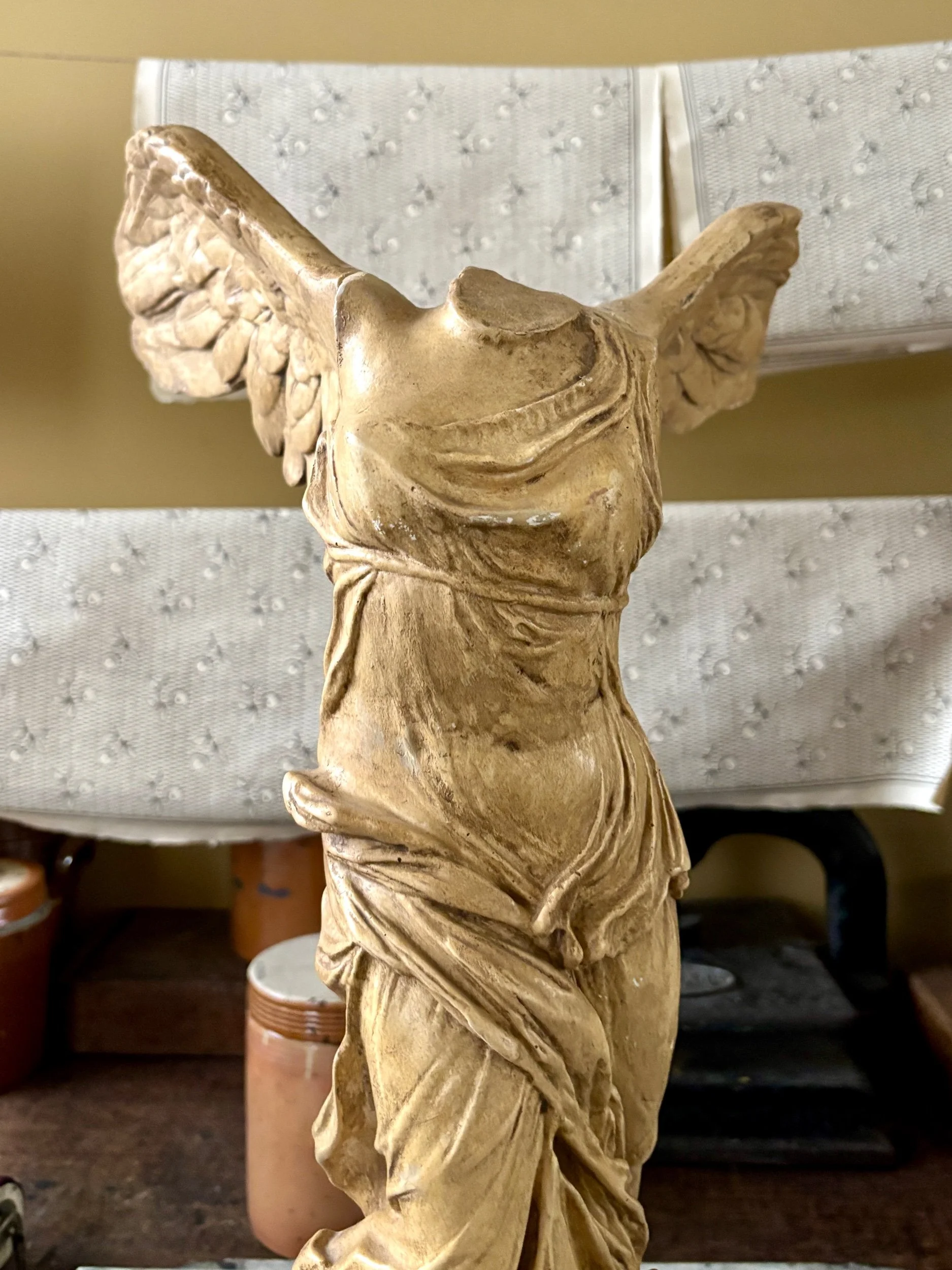 victoire-samothrace-sculpture-platre-ateliers-louvre-art-decoration-vintage-axs-design-paris-france