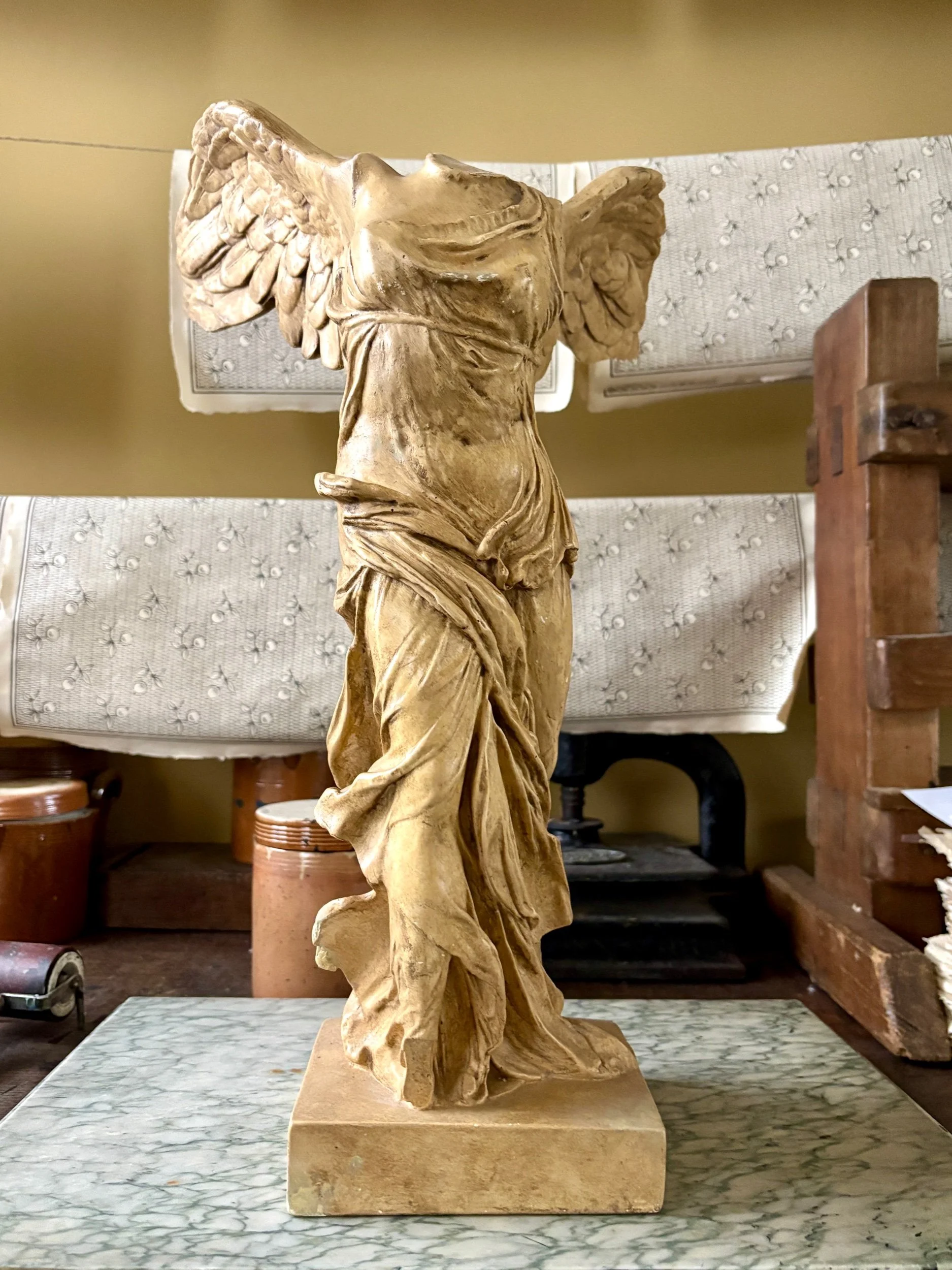victoire-samothrace-sculpture-platre-ateliers-louvre-art-decoration-vintage-axs-design-paris-france
