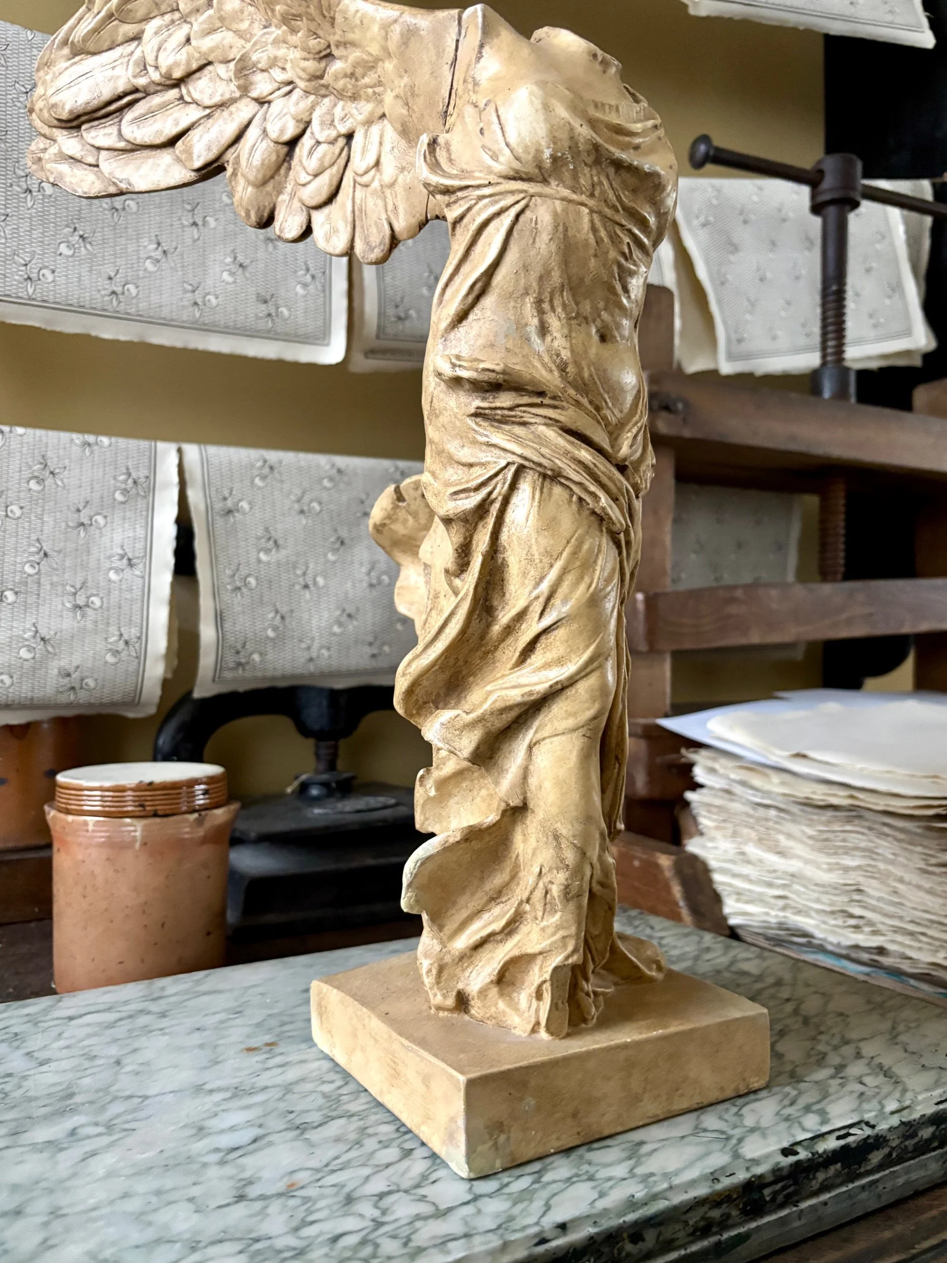 victoire-samothrace-sculpture-platre-ateliers-louvre-art-decoration-vintage-axs-design-paris-france