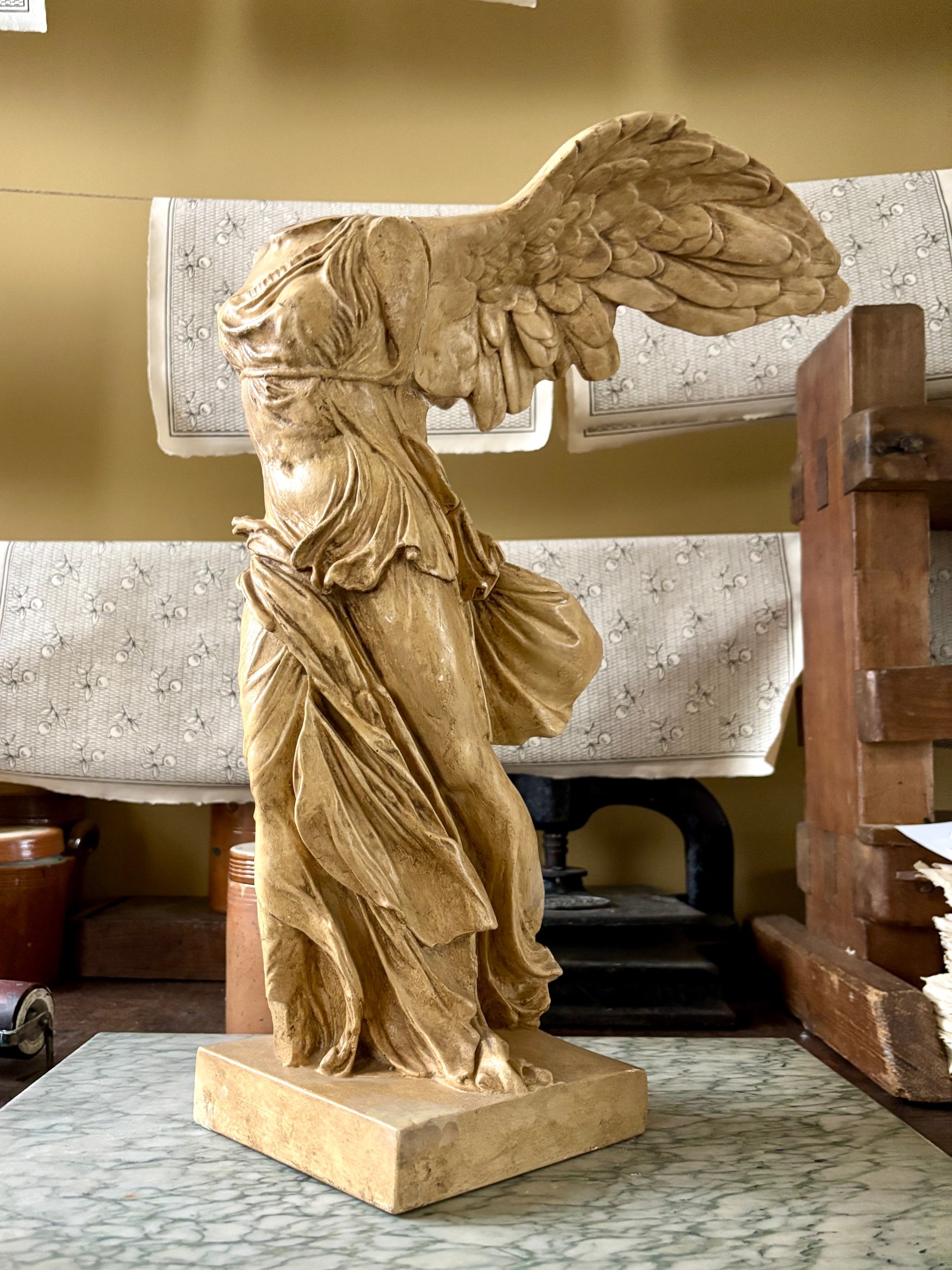 victoire-samothrace-sculpture-platre-ateliers-louvre-art-decoration-vintage-axs-design-paris-france