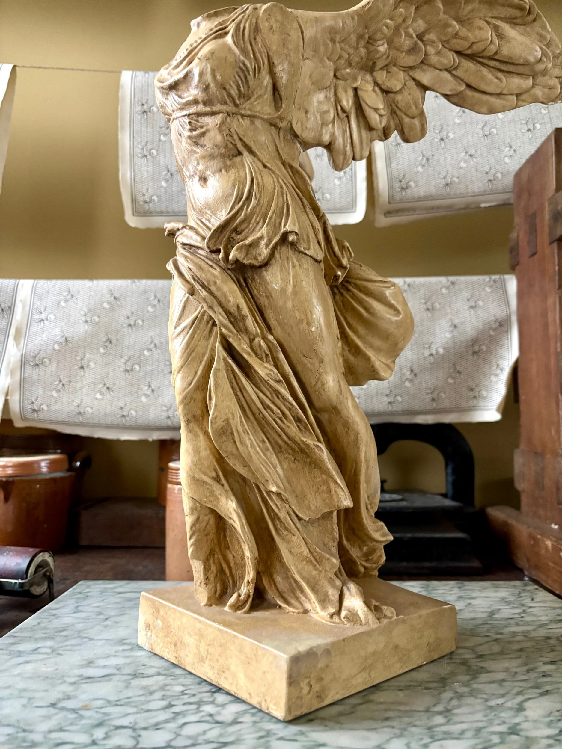 victoire-samothrace-sculpture-platre-ateliers-louvre-art-decoration-vintage-axs-design-paris-france
