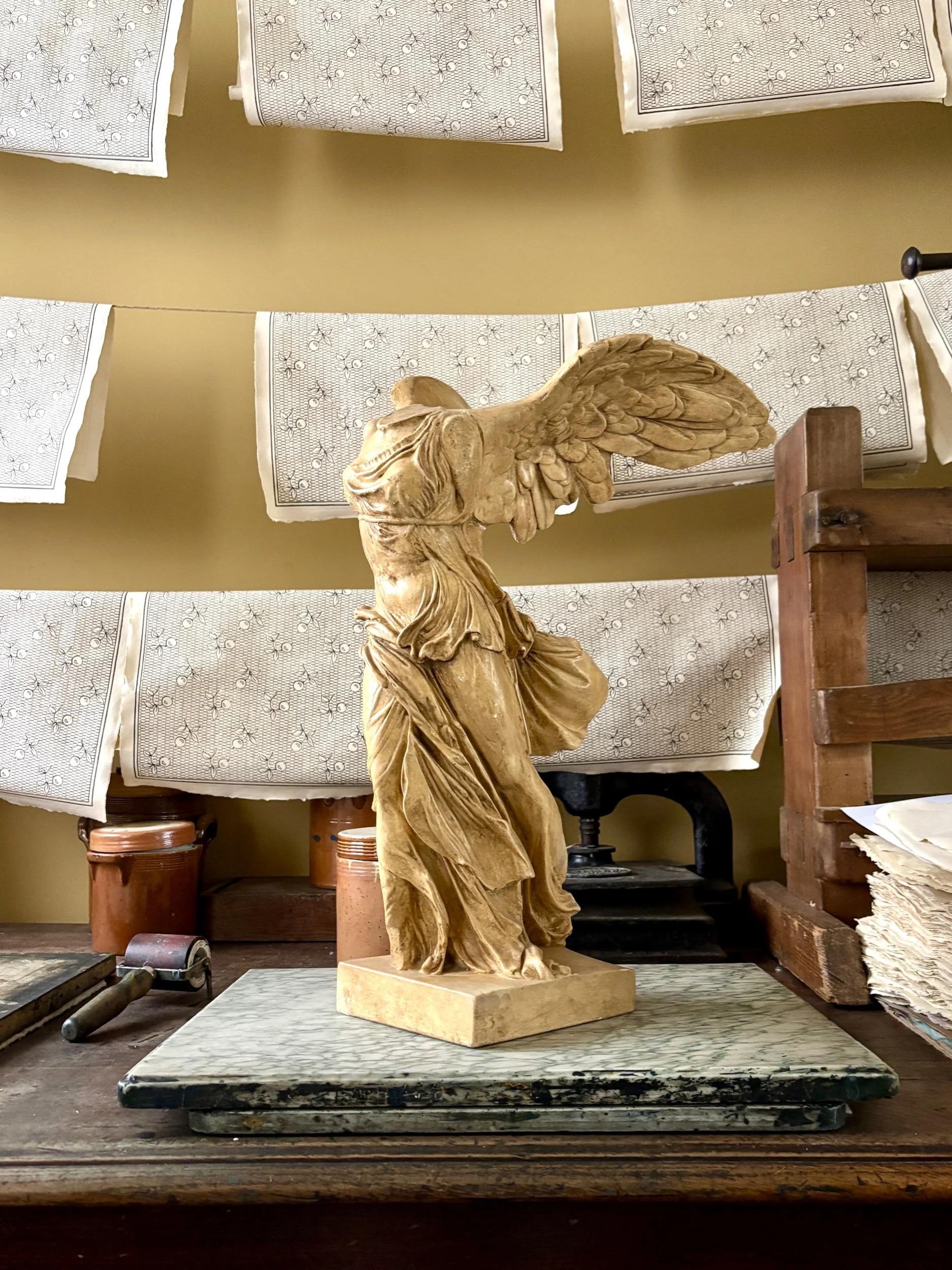 victoire-samothrace-sculpture-platre-ateliers-louvre-art-decoration-vintage-axs-design-paris-france