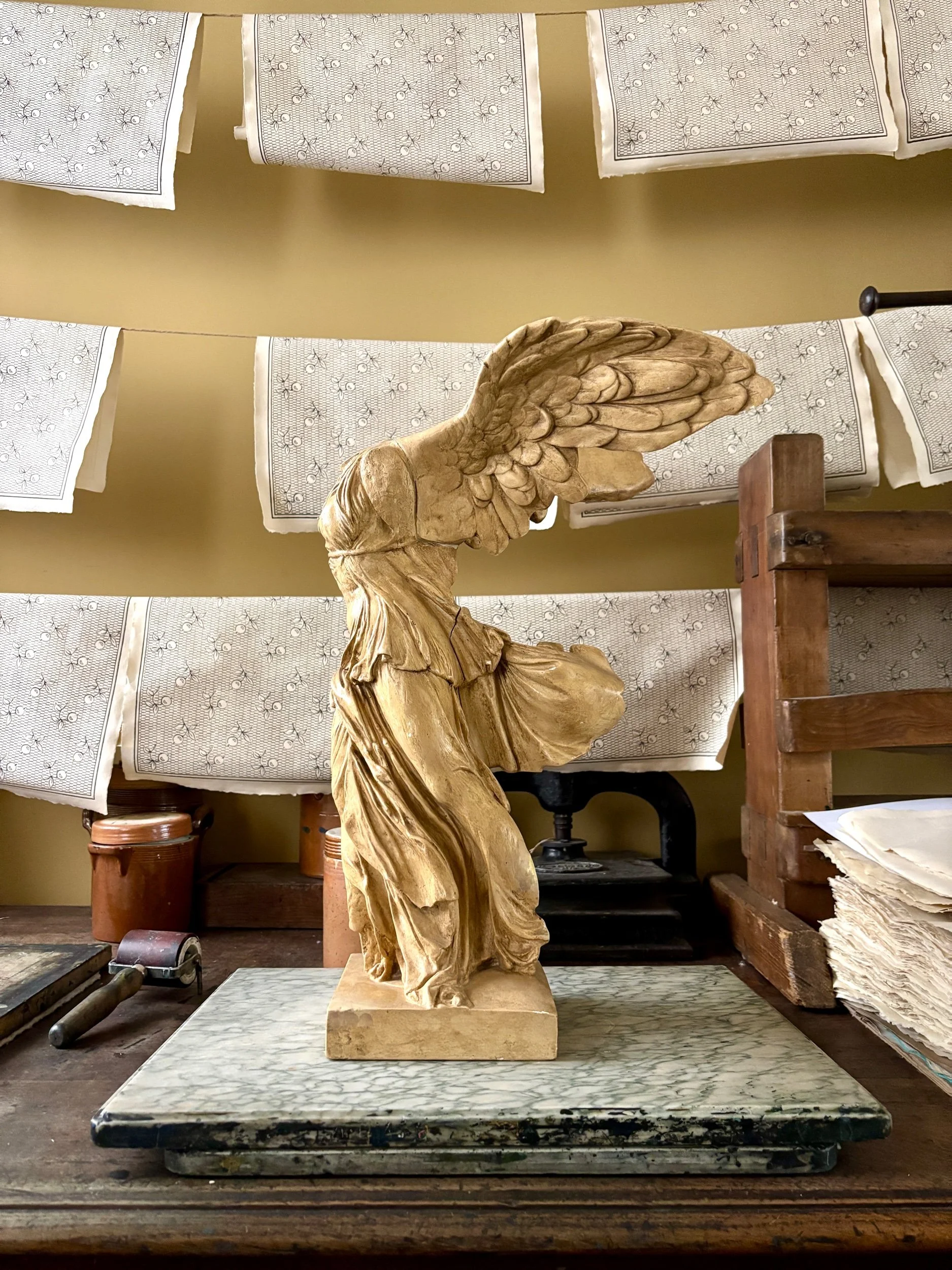 victoire-samothrace-sculpture-platre-ateliers-louvre-art-decoration-vintage-axs-design-paris-france