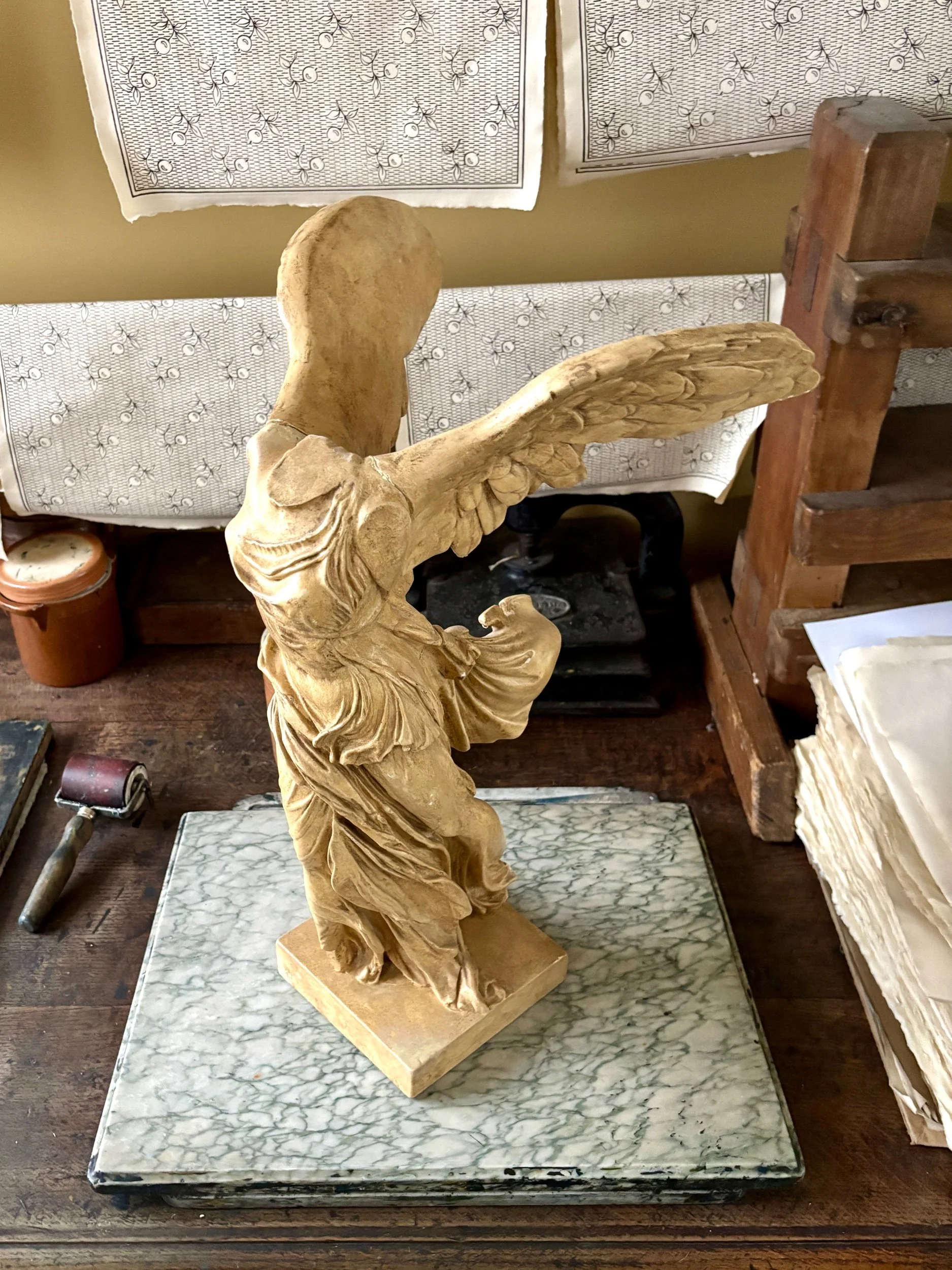 victoire-samothrace-sculpture-platre-ateliers-louvre-art-decoration-vintage-axs-design-paris-france