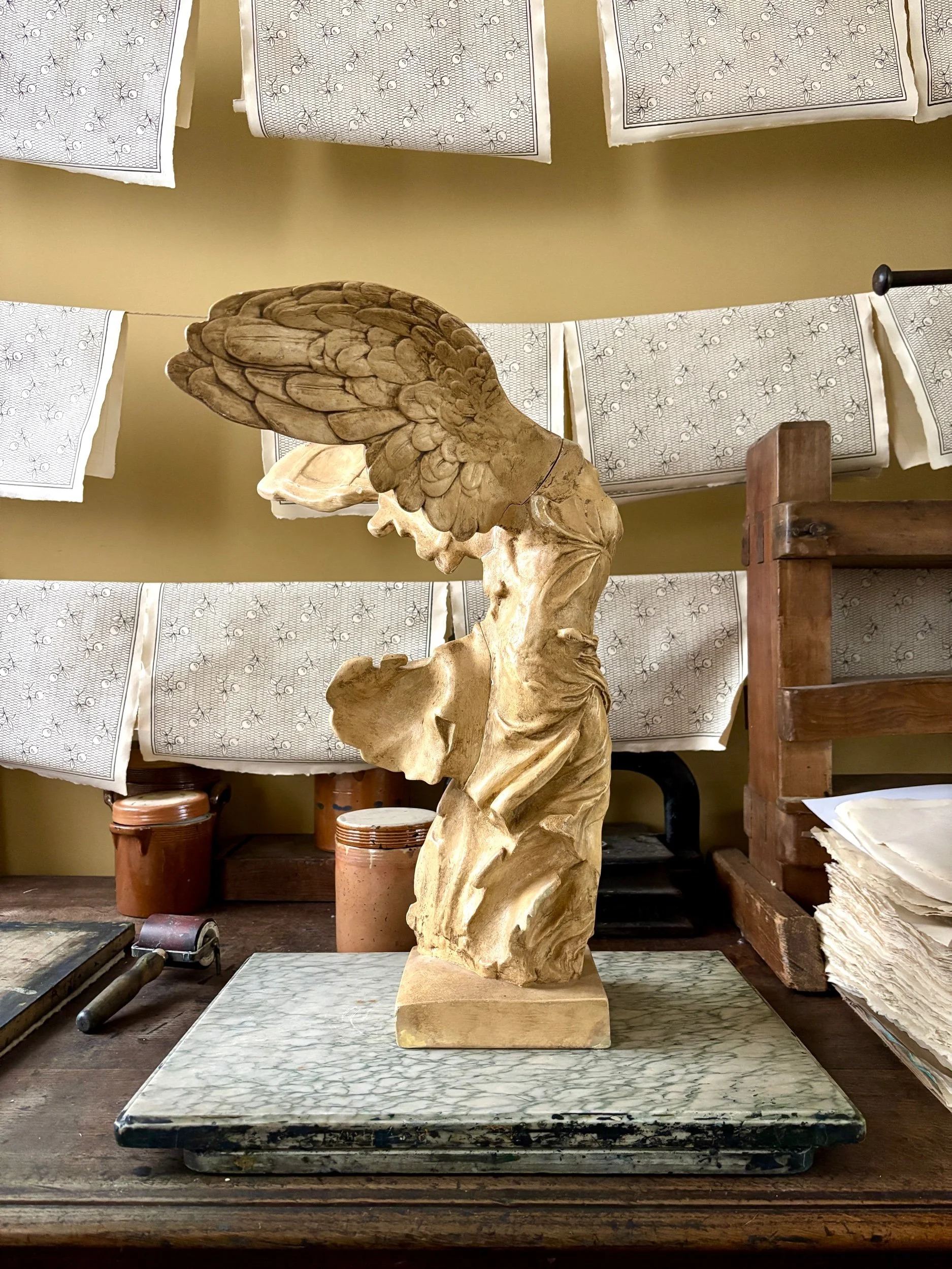 victoire-samothrace-sculpture-platre-ateliers-louvre-art-decoration-vintage-axs-design-paris-france