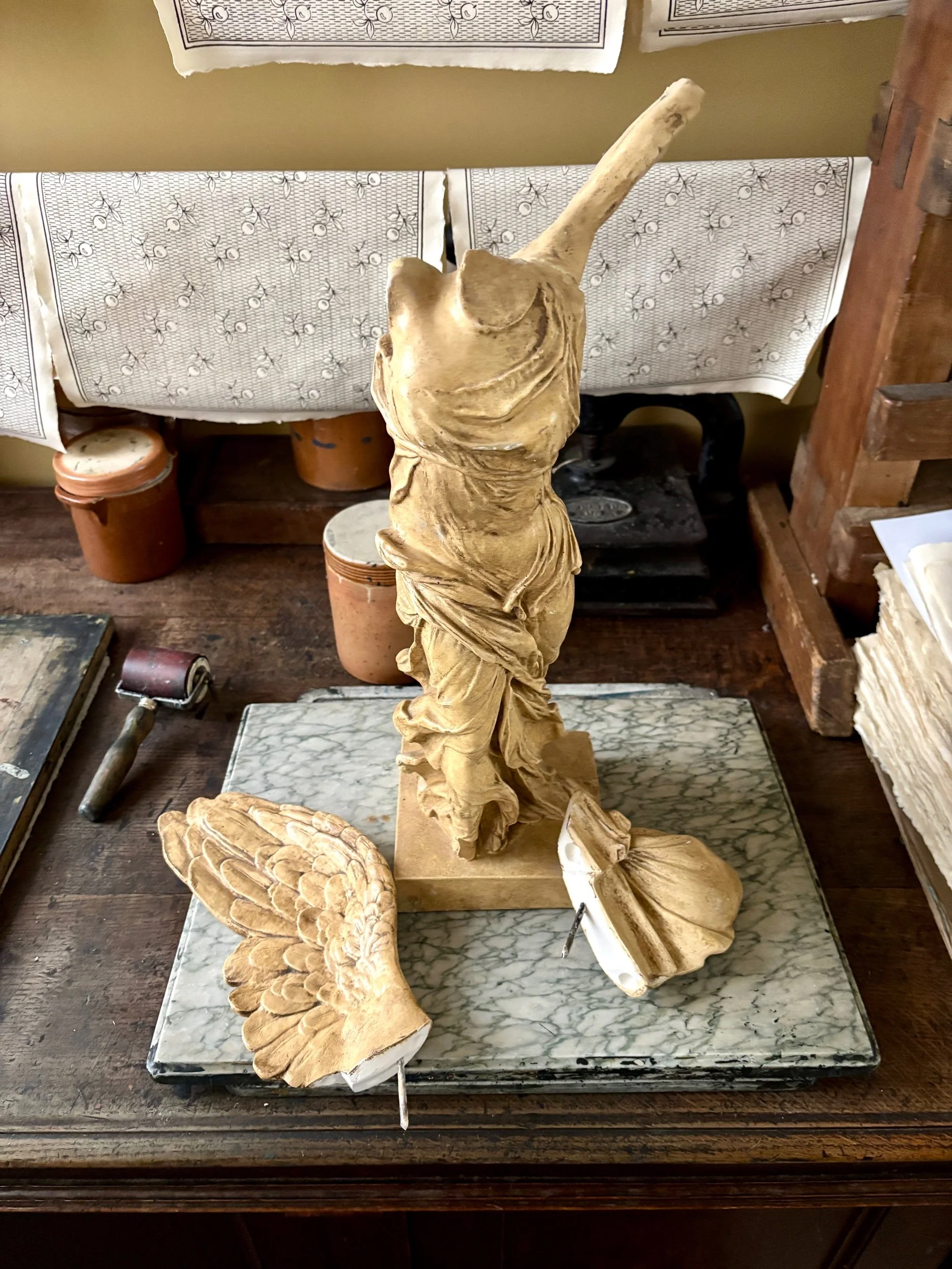 victoire-samothrace-sculpture-platre-ateliers-louvre-art-decoration-vintage-axs-design-paris-france