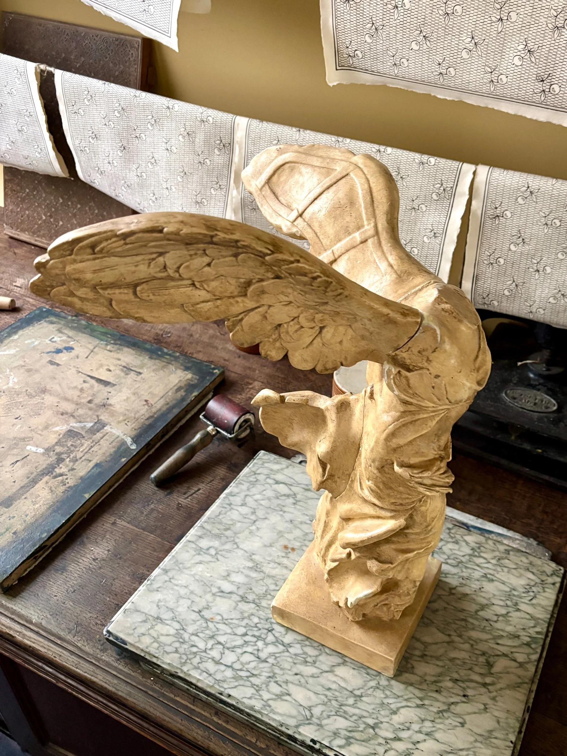 victoire-samothrace-sculpture-platre-ateliers-louvre-art-decoration-vintage-axs-design-paris-france