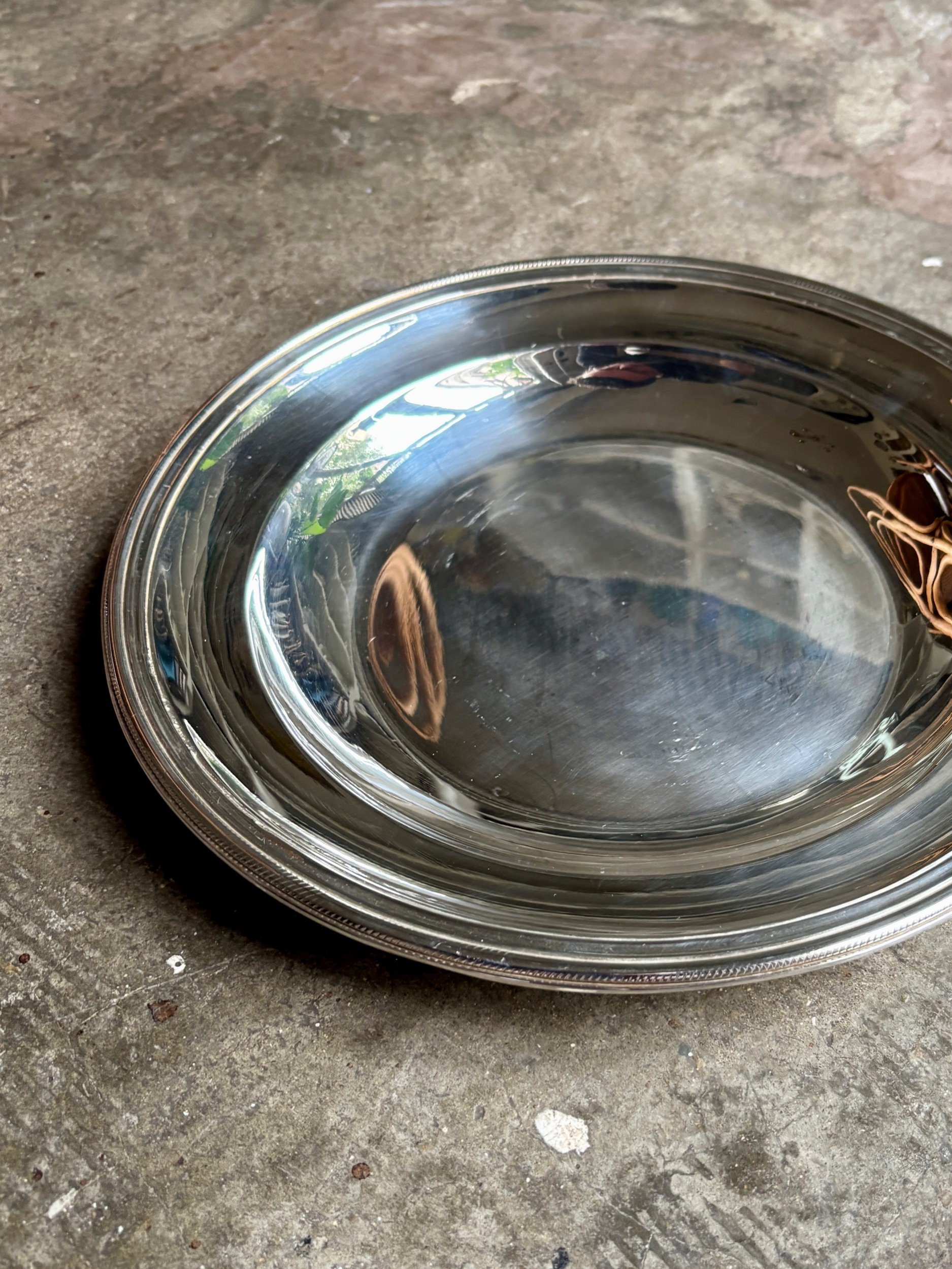 plat-rond-creux-metal-argente-vintage-axs-design-paris-france