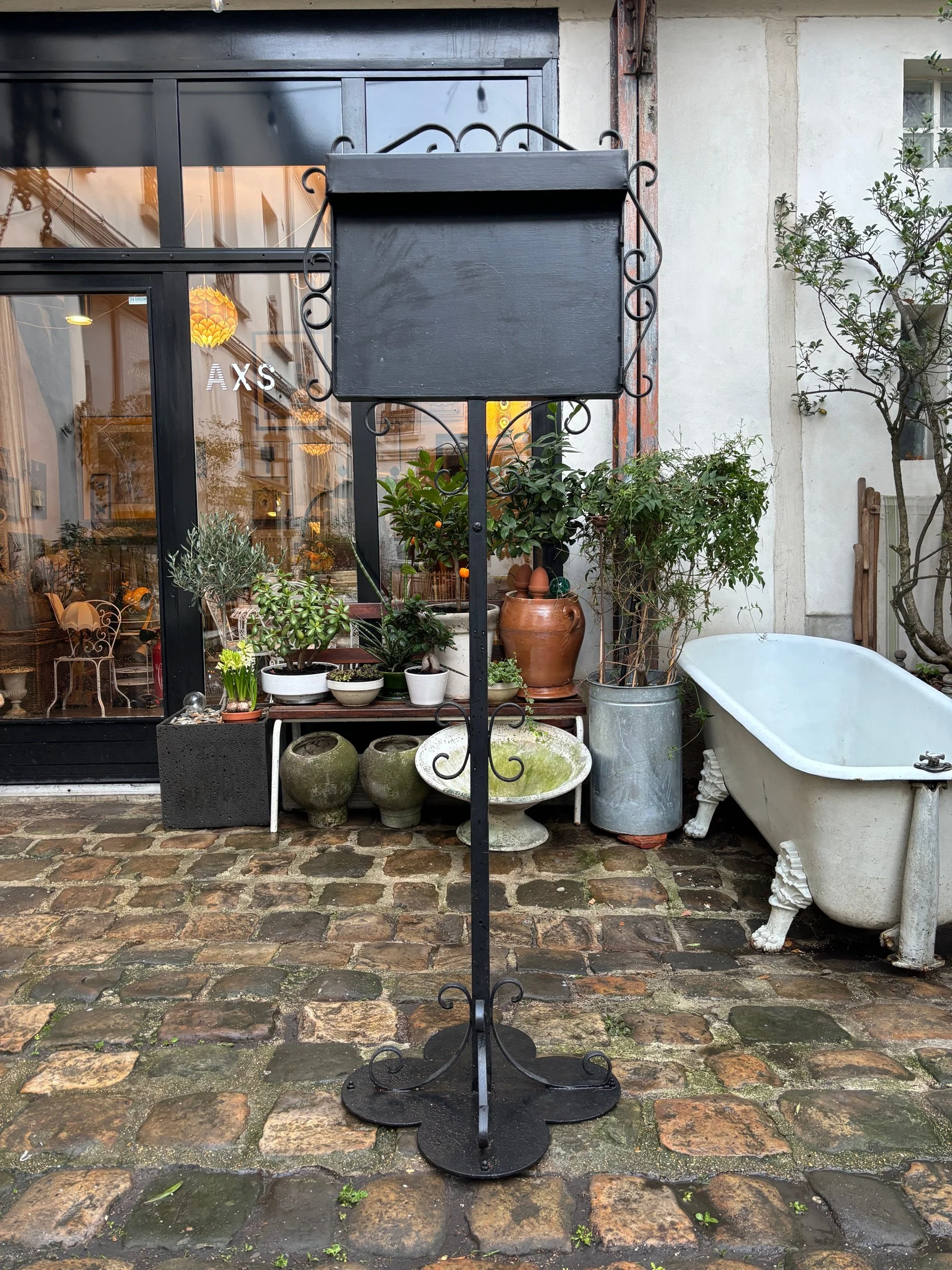 menu-parisien-fer-forge-noir-meuble-vintage-axs-design-paris-france