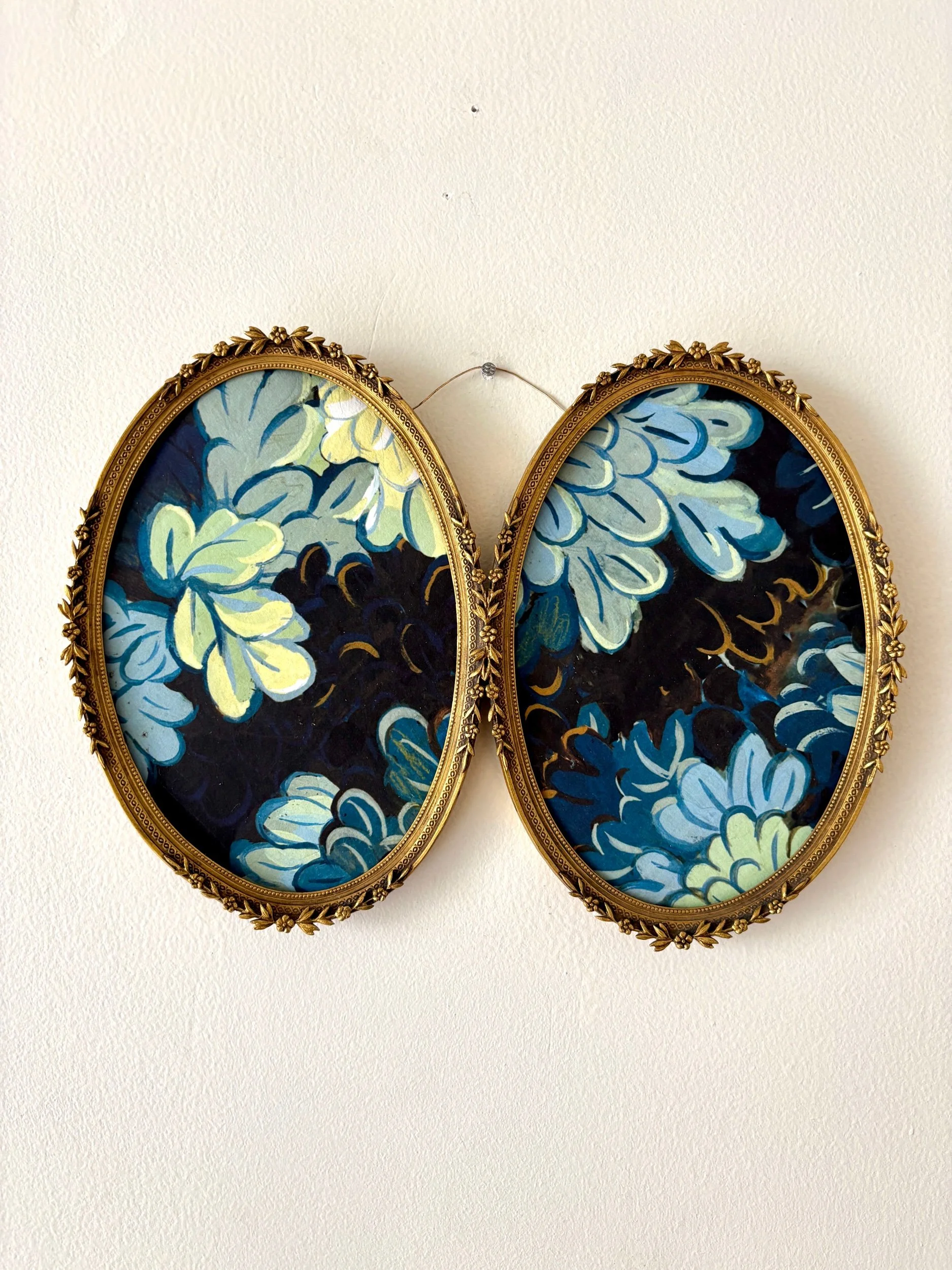 cadre-diptyque-ovale-metal-dore-papier-peint-joli-bois-antoinette-poisson-art-decoration-vintage-axs-design-paris-france