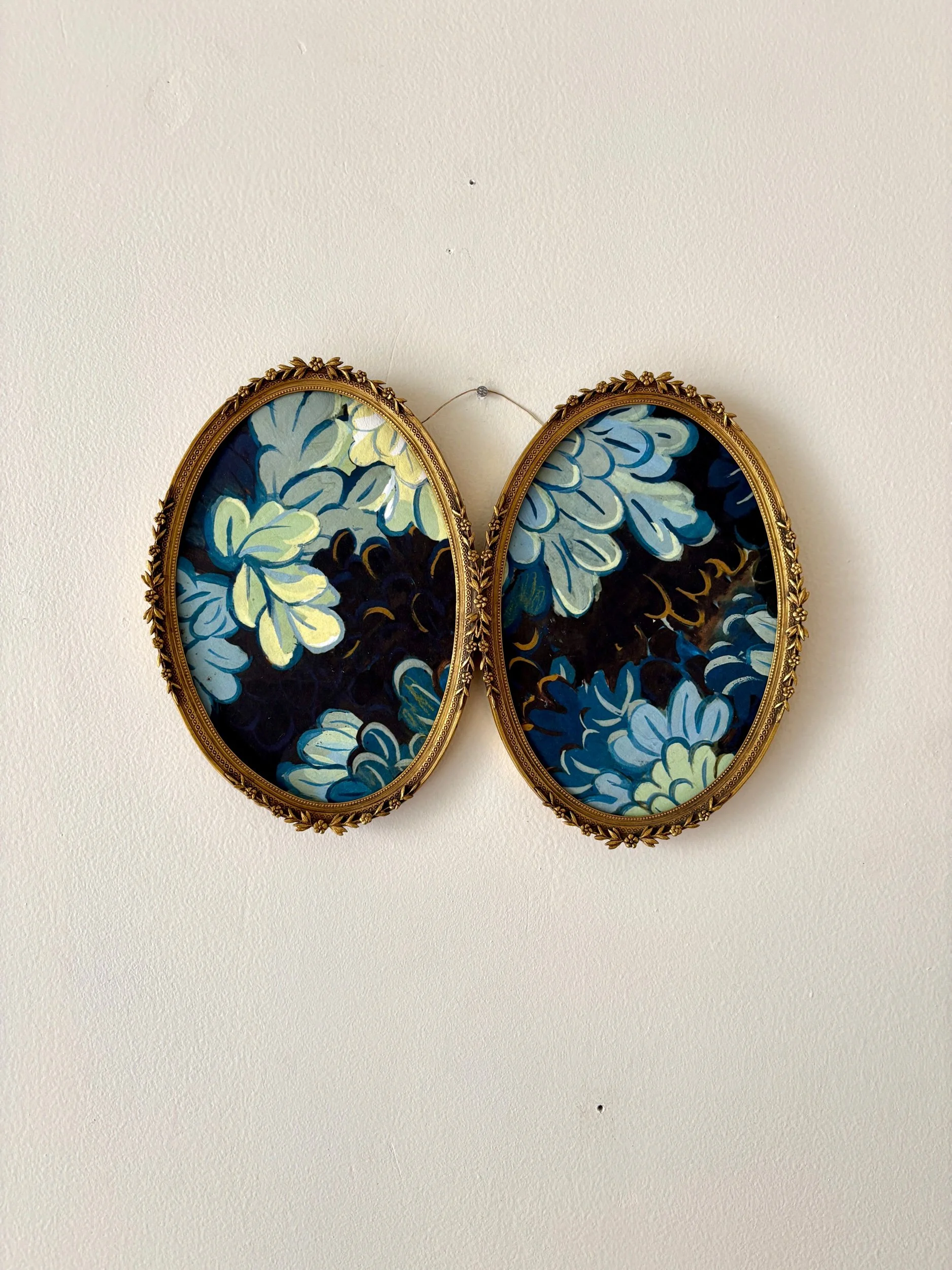 cadre-diptyque-ovale-metal-dore-papier-peint-joli-bois-antoinette-poisson-art-decoration-vintage-axs-design-paris-france