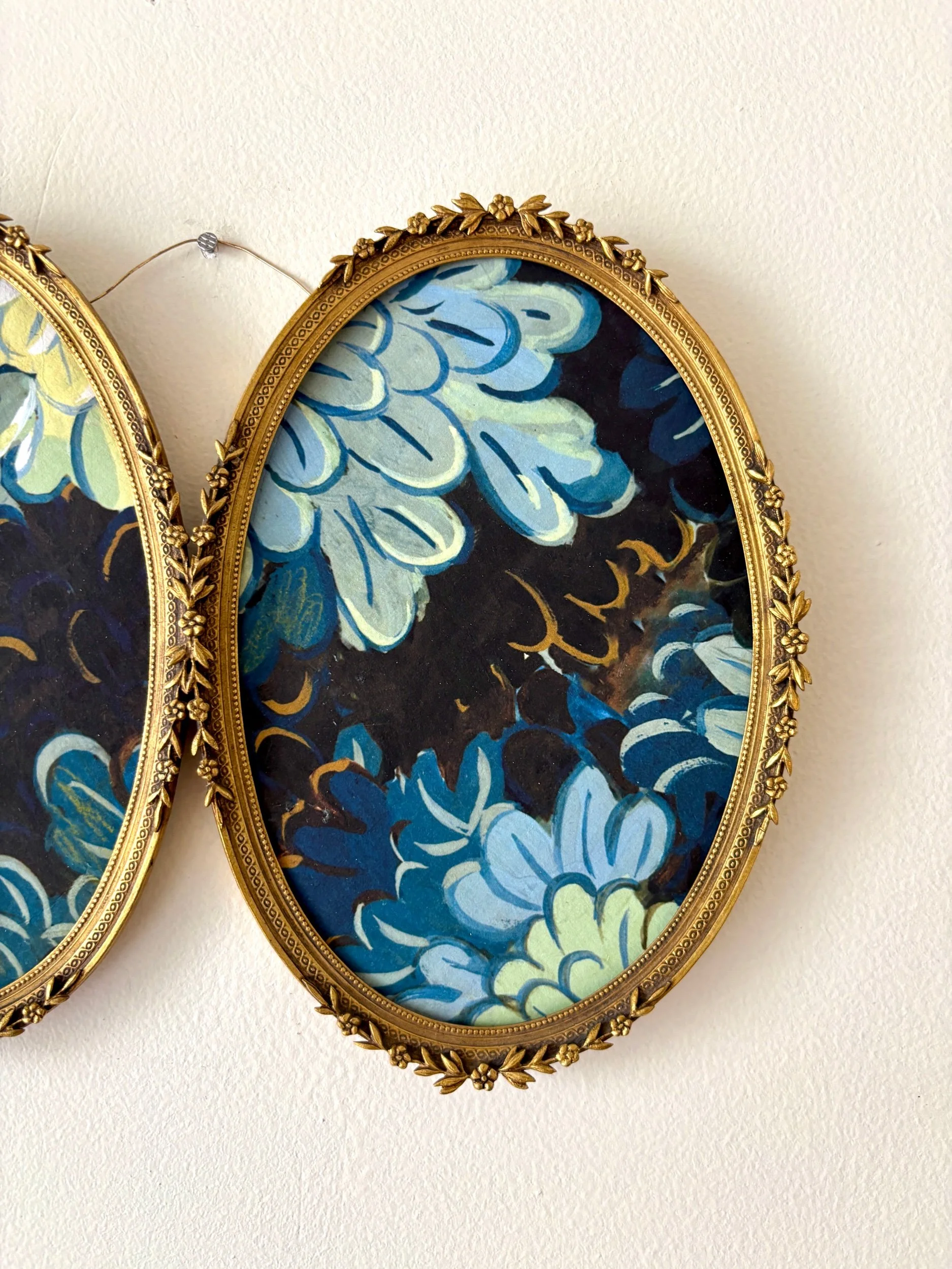 cadre-diptyque-ovale-metal-dore-papier-peint-joli-bois-antoinette-poisson-art-decoration-vintage-axs-design-paris-france