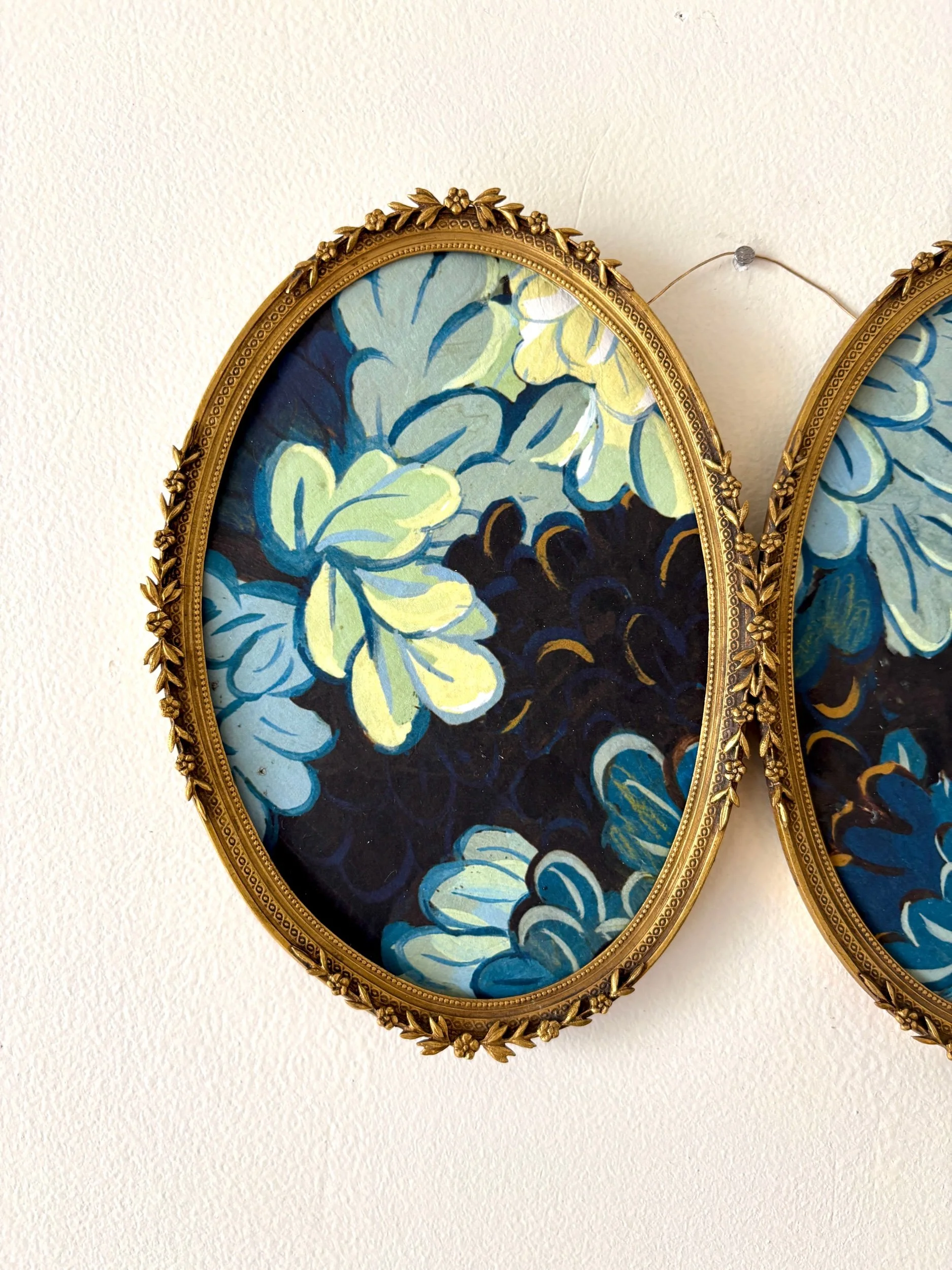 cadre-diptyque-ovale-metal-dore-papier-peint-joli-bois-antoinette-poisson-art-decoration-vintage-axs-design-paris-france