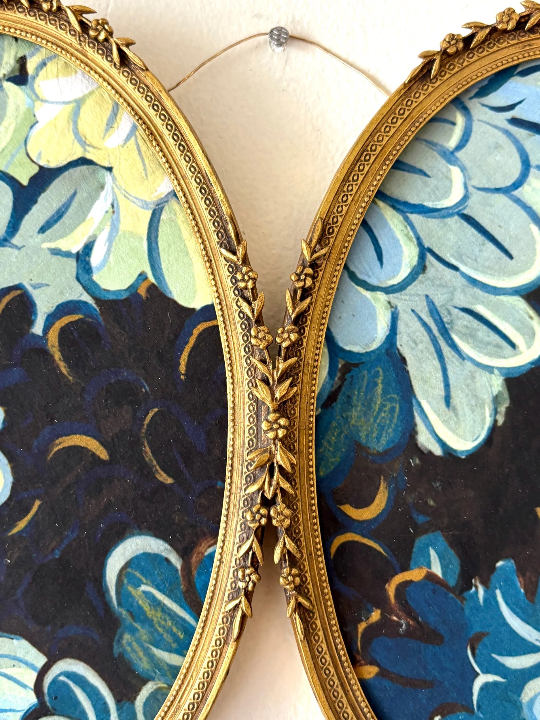 cadre-diptyque-ovale-metal-dore-papier-peint-joli-bois-antoinette-poisson-art-decoration-vintage-axs-design-paris-france