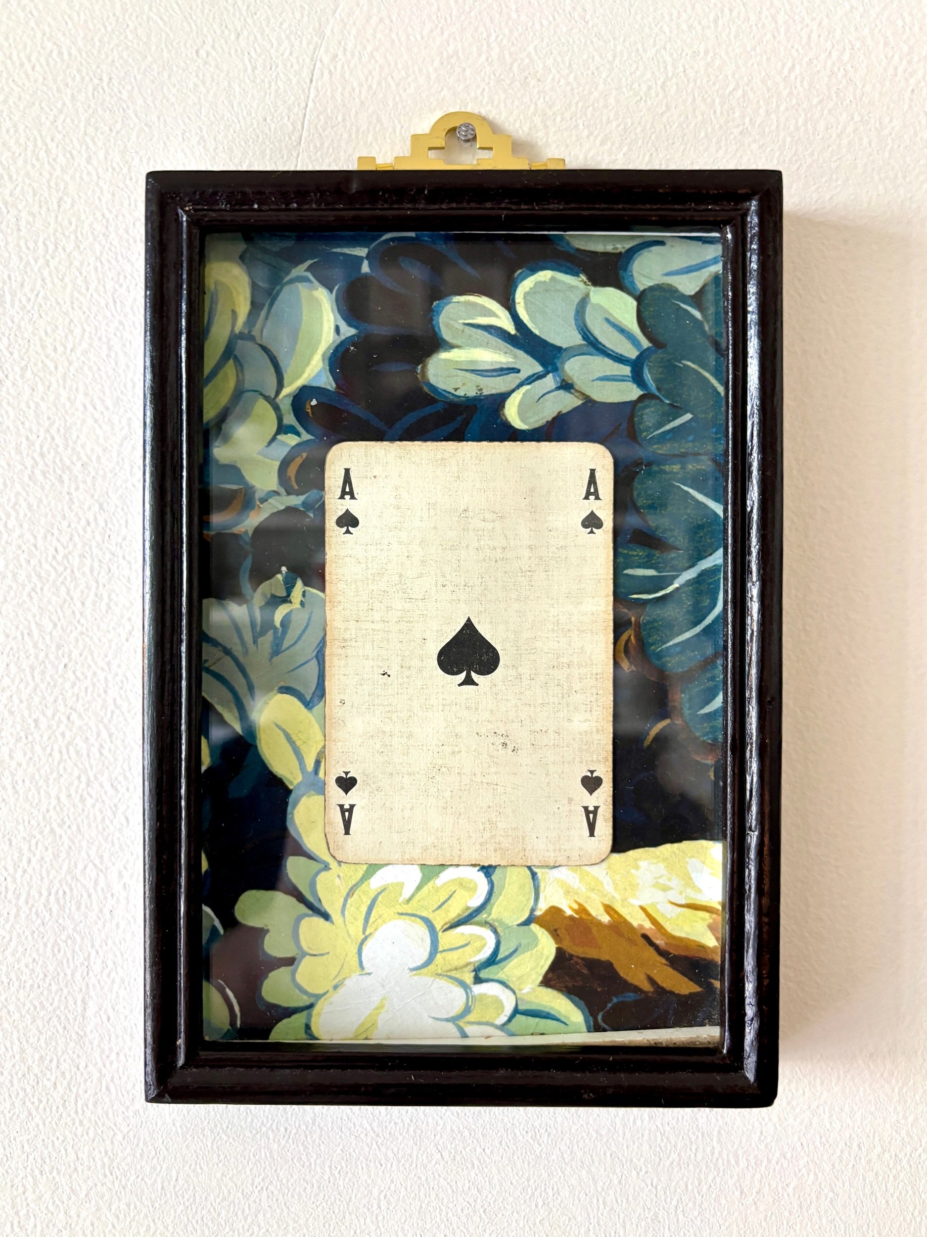 cadre-bois-noir-papier-peint-joli-bois-antoinette-poisson-carte-a-jouer-art-decoration-vintage-axs-design-paris-france
