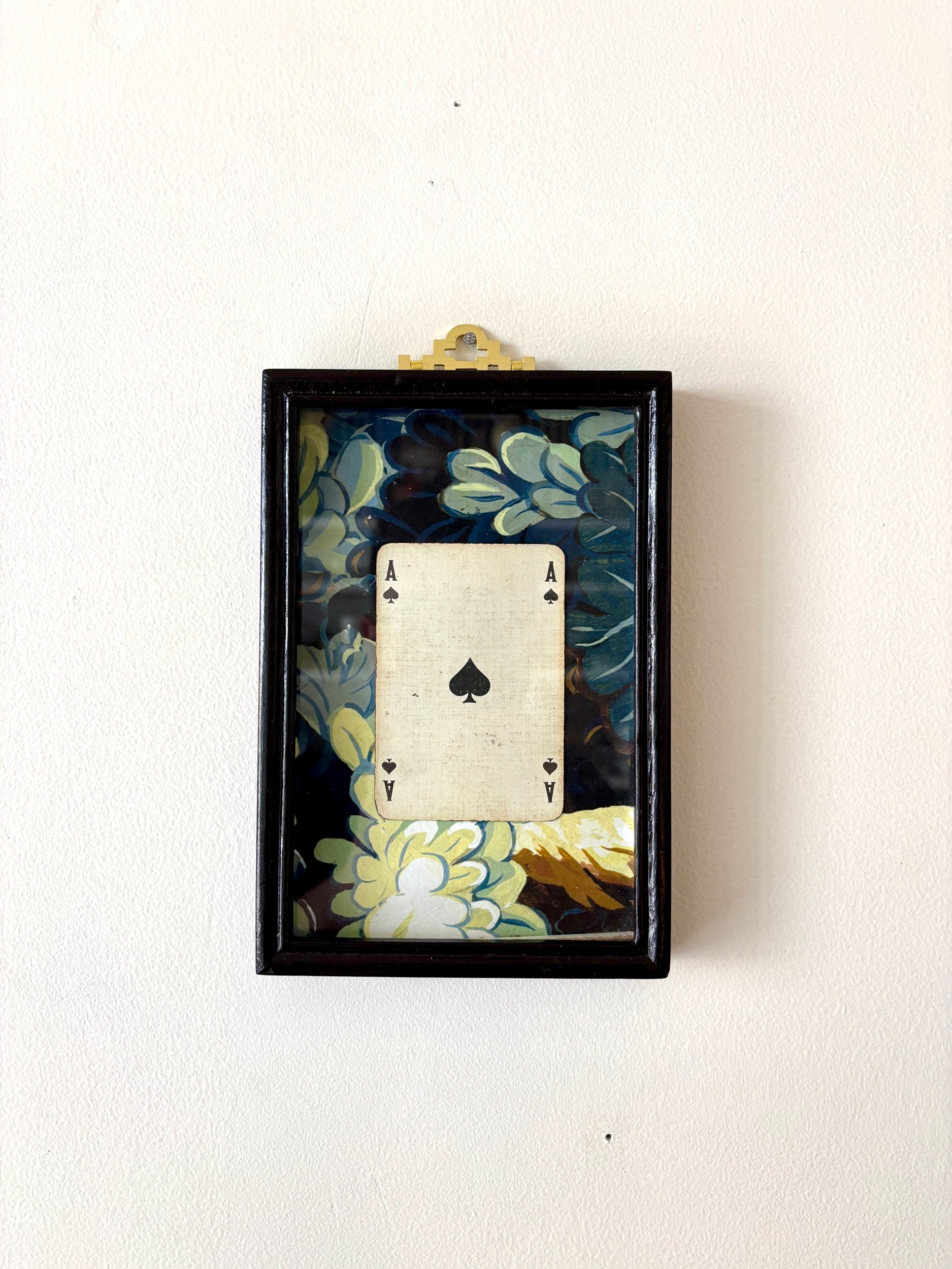 cadre-bois-noir-papier-peint-joli-bois-antoinette-poisson-carte-a-jouer-art-decoration-vintage-axs-design-paris-france
